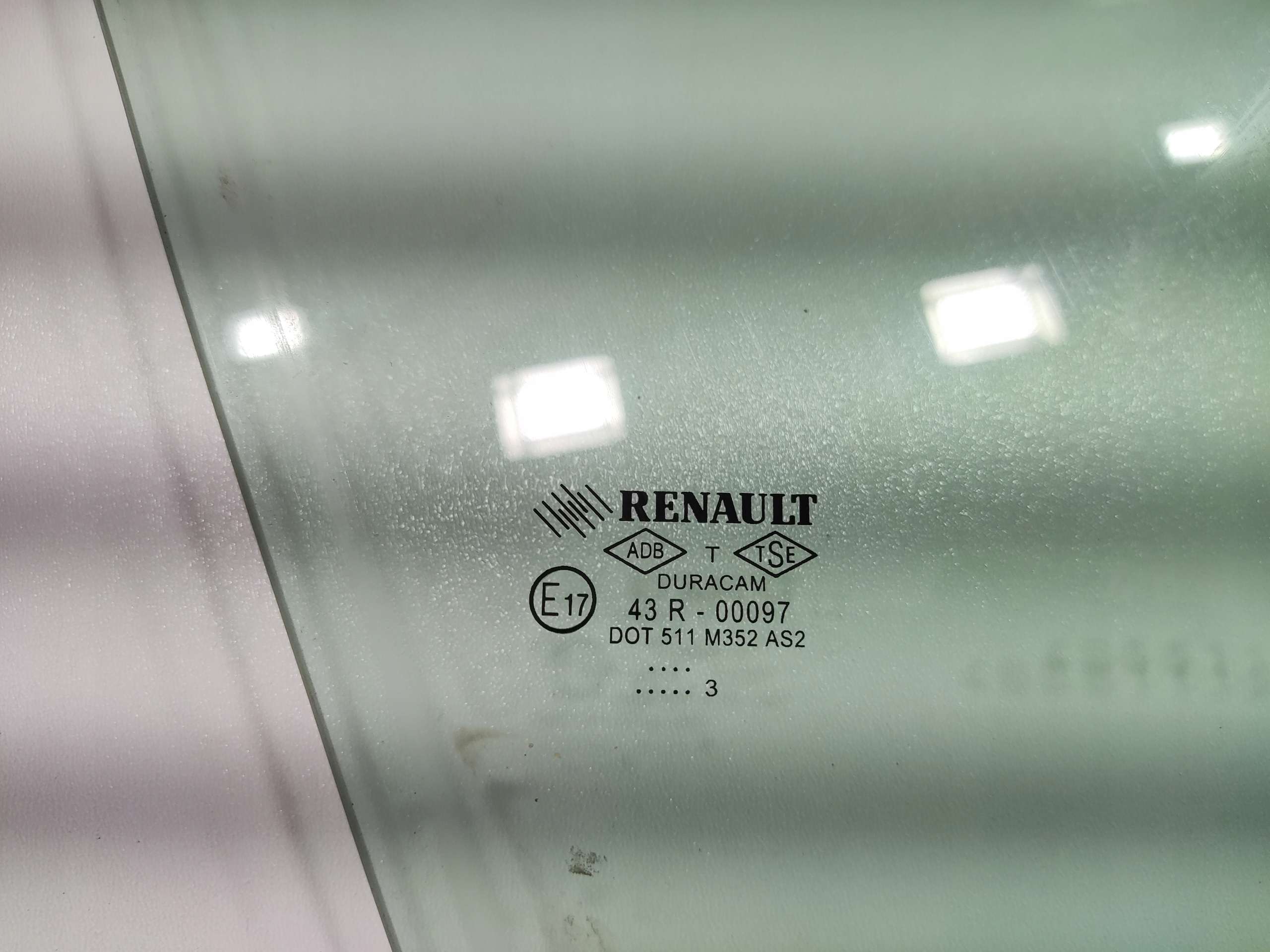 SKLO PRAVÝCH PREDNÝCH DVERÍ RENAULT CLIO IV 2013-2019