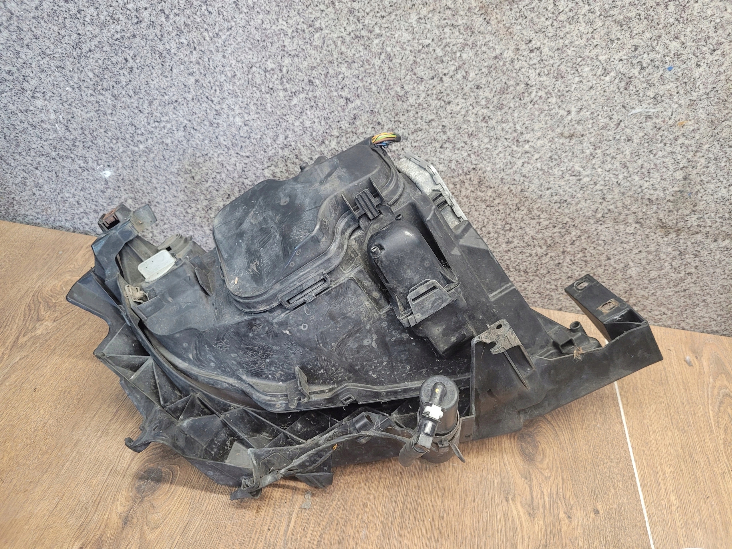 BMW 3 E90 E91 XENON ĽAVÉ PREDNÉ SVETLO