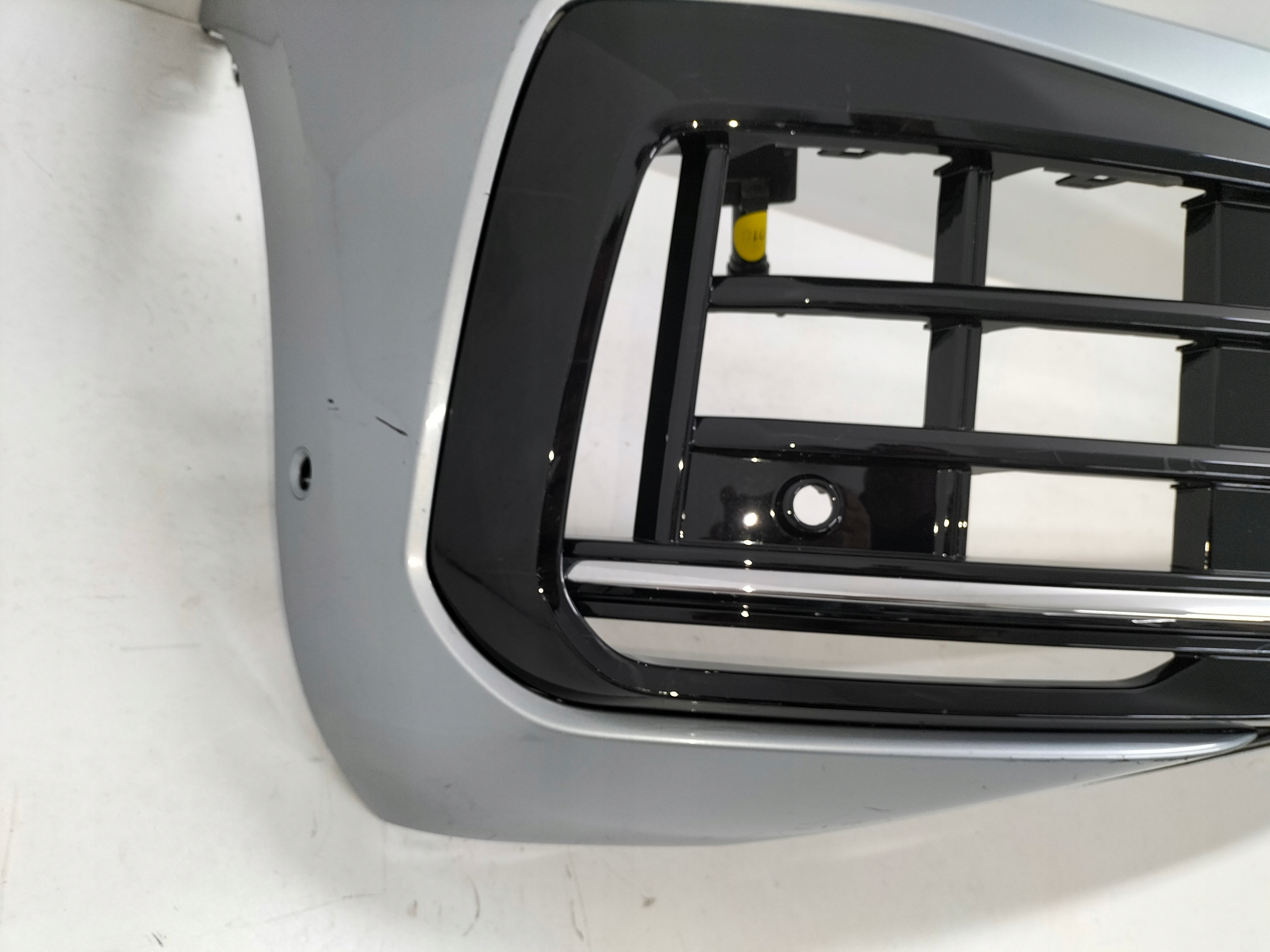 PREDNÝ NÁRAZNÍK VW TOUAREG III LIFT 23-