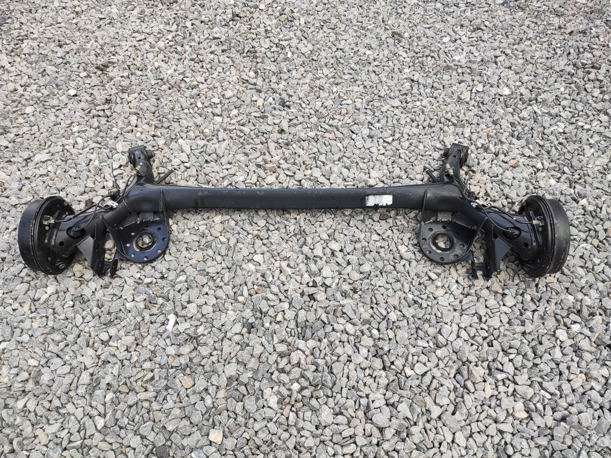 ZADNÁ NÁPRAVA KOMPLETNA TOYOTA YARIS III BUBNY 2011-2020