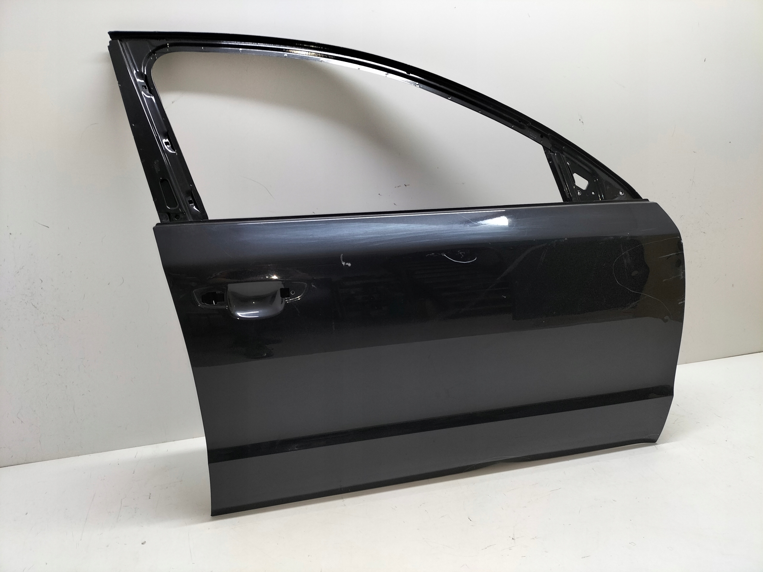 PRAVE PREDNE DVERE SKODA SUPERB 2 II 3T0 08-15