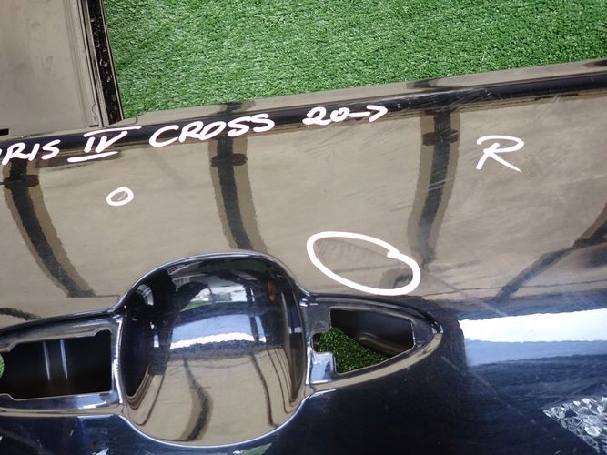 TOYOTA YARIS IV CROSS PRAVE PREDNE DVERE