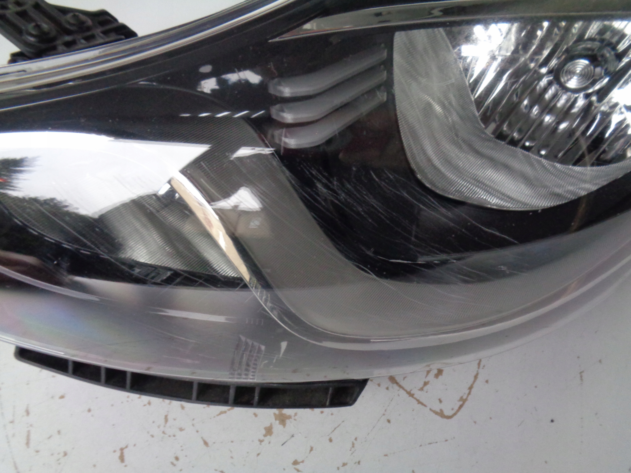 LAVE PREDNE SVETLO HYUNDAI IX20 10-