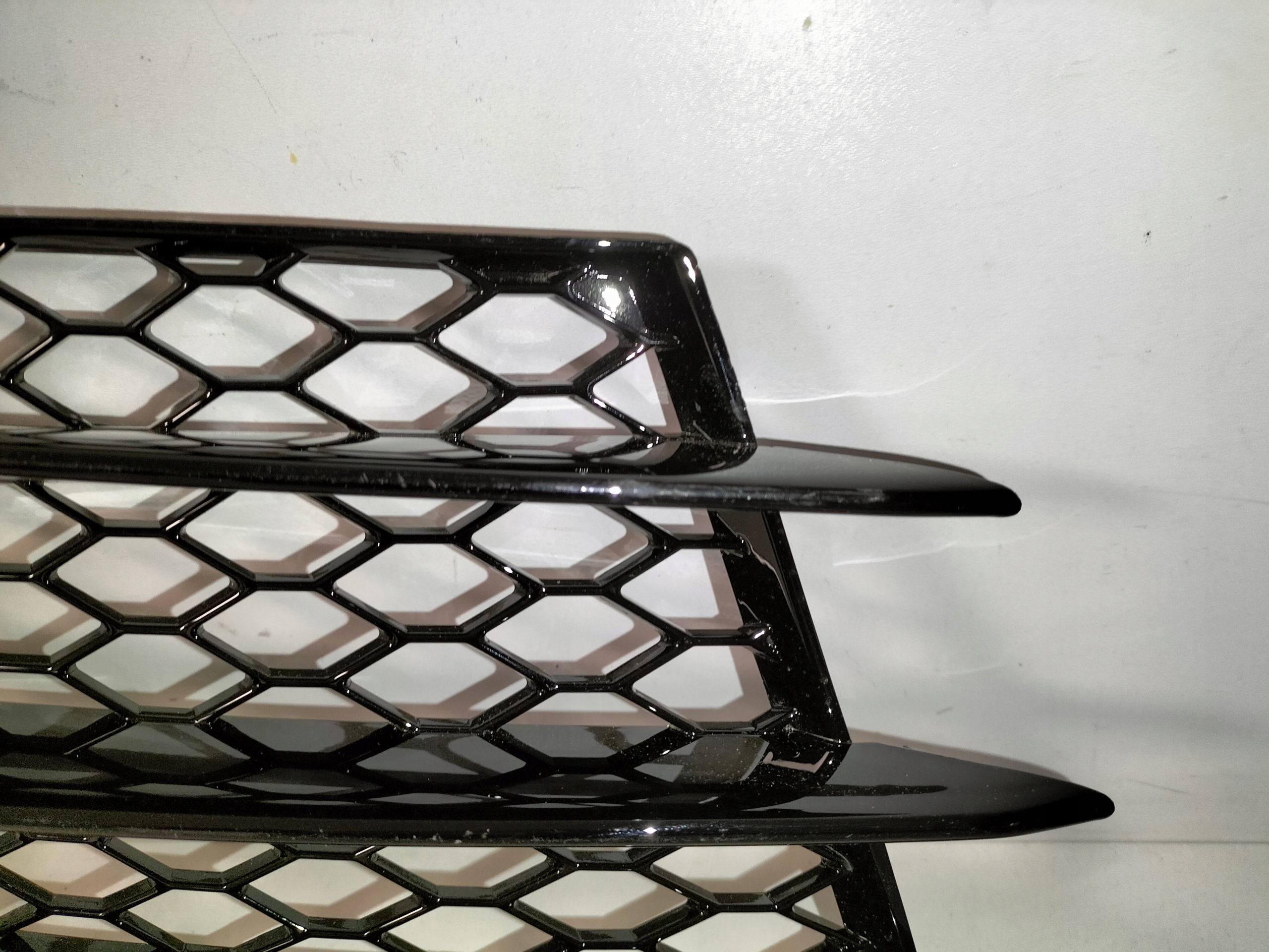 KRYTKA MRIEZKA PREDNEHO NARAZNIKA PRAVA AUDI TT RS 8J 06-14