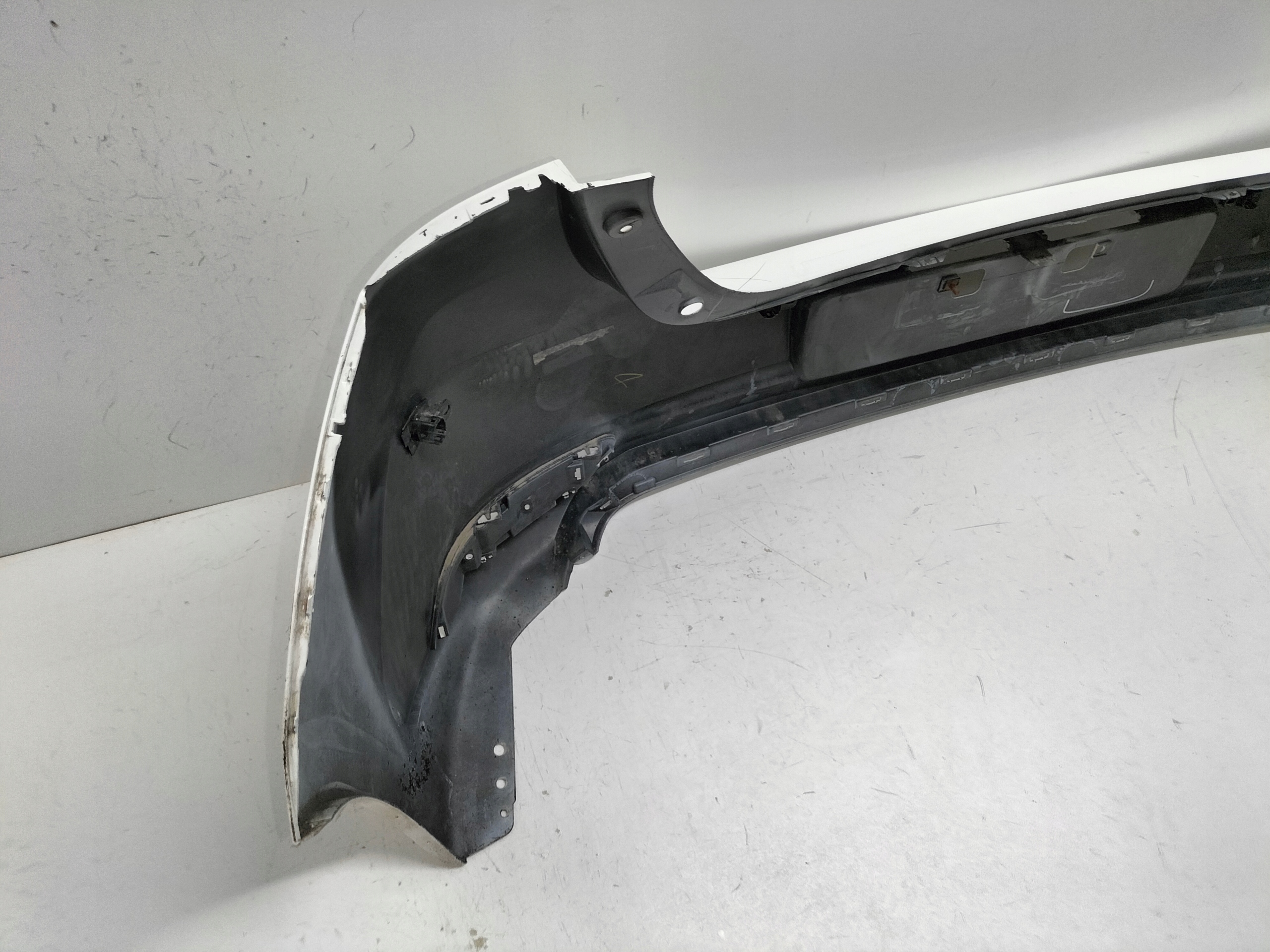 ZADNÝ NÁRAZNÍK TOYOTA AURIS II LIFT 15-18 HB