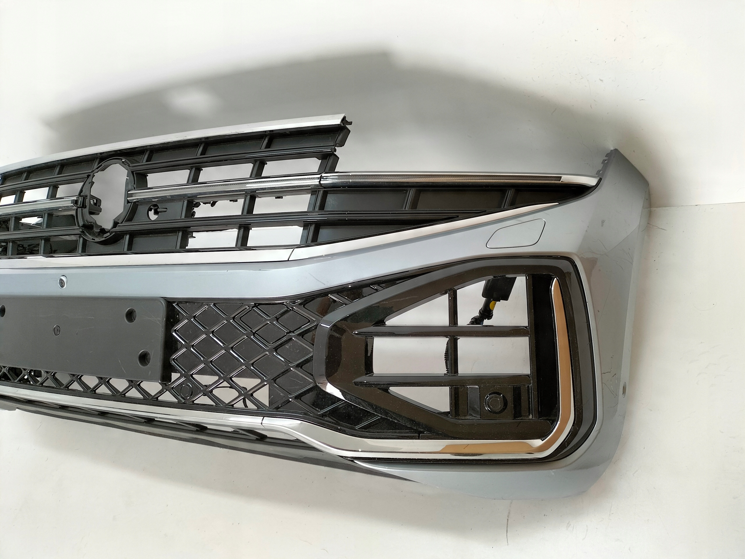 PREDNÝ NÁRAZNÍK VW TOUAREG III LIFT 23- R-LINE