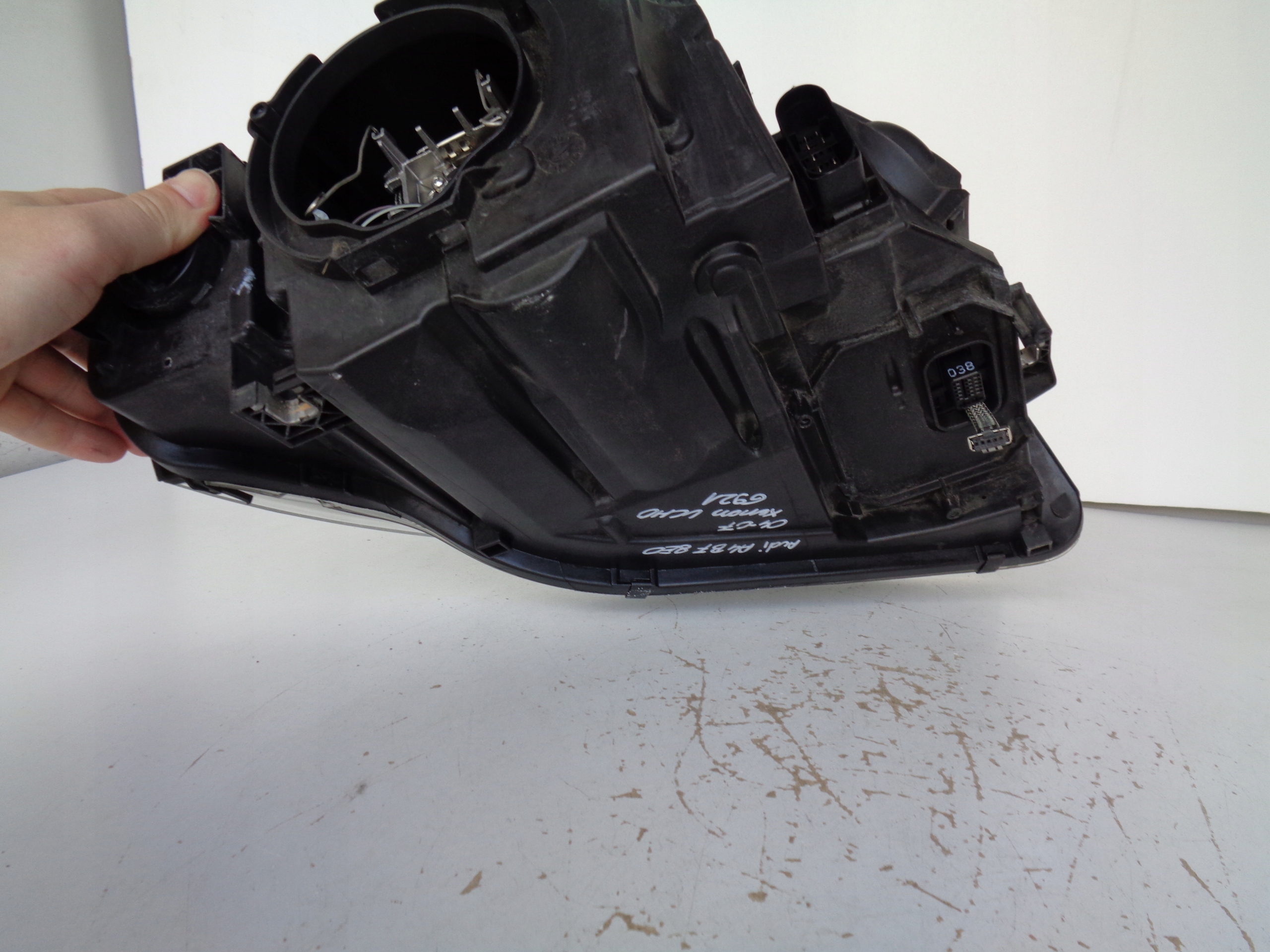 LAVE PREDNE SVETLO AUDI A4 B7 8E 8E0 04-07 XENON