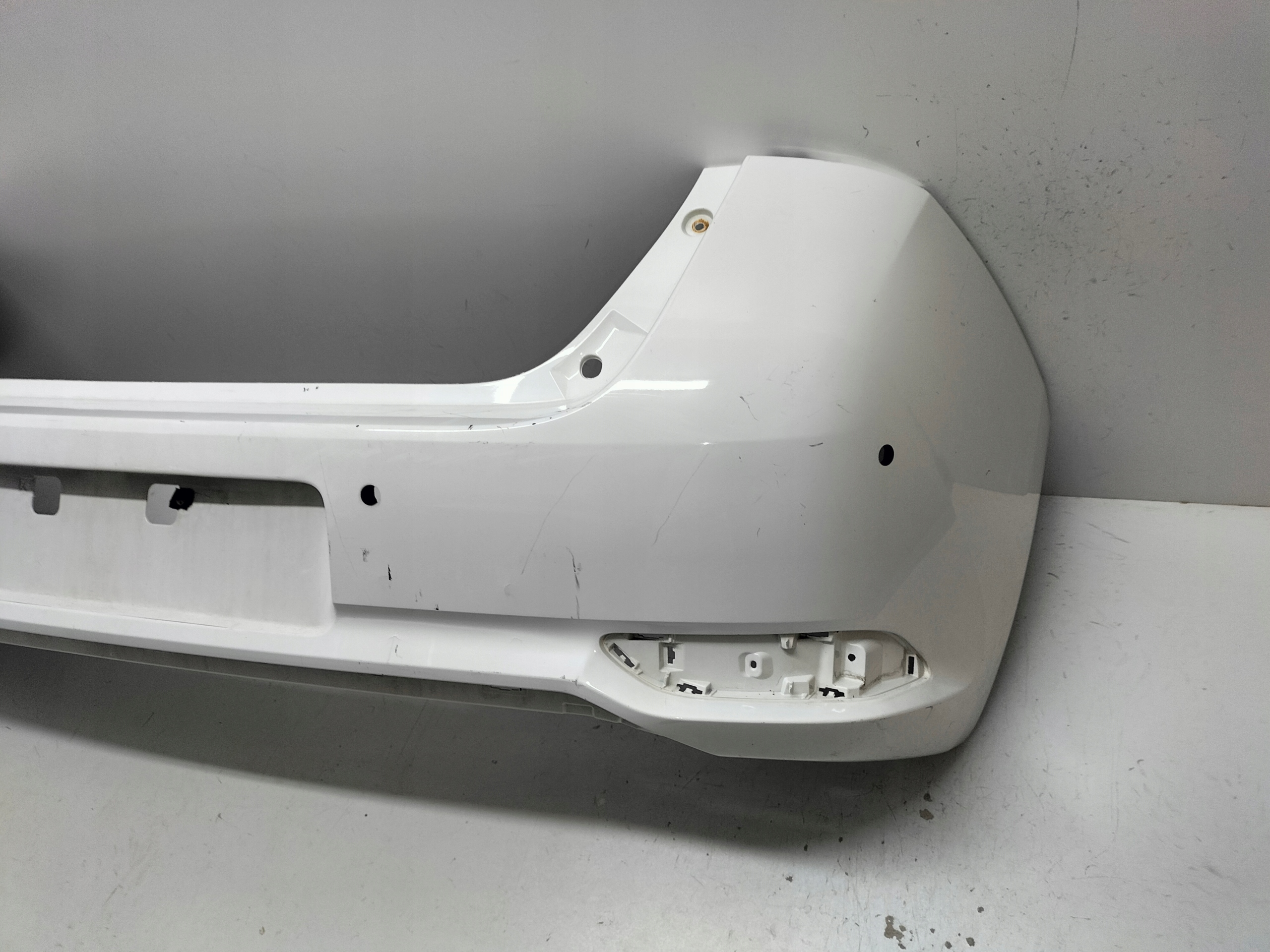 ZADNÝ NÁRAZNÍK TOYOTA AURIS II LIFT 15-18 HB