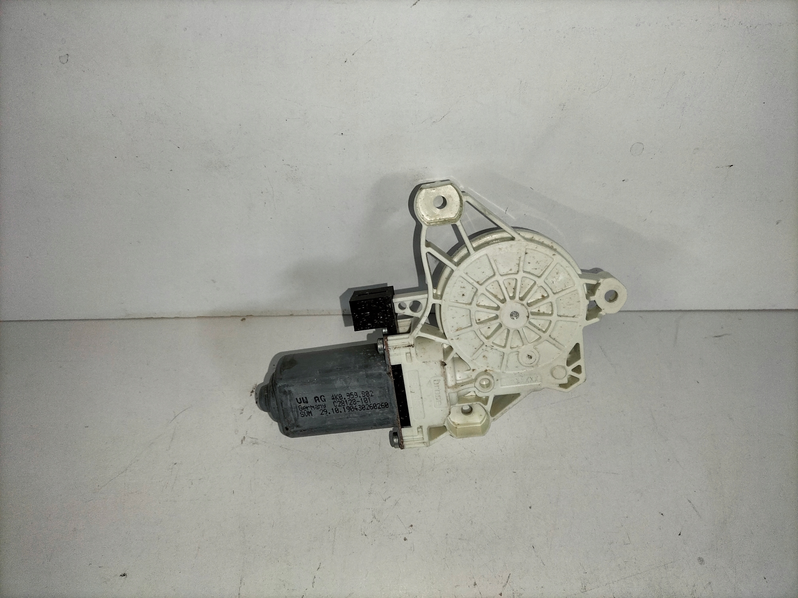 PRAVY PREDNY MOTORCEK STAHOVANIA OKNA AUDI A4 B8 07-