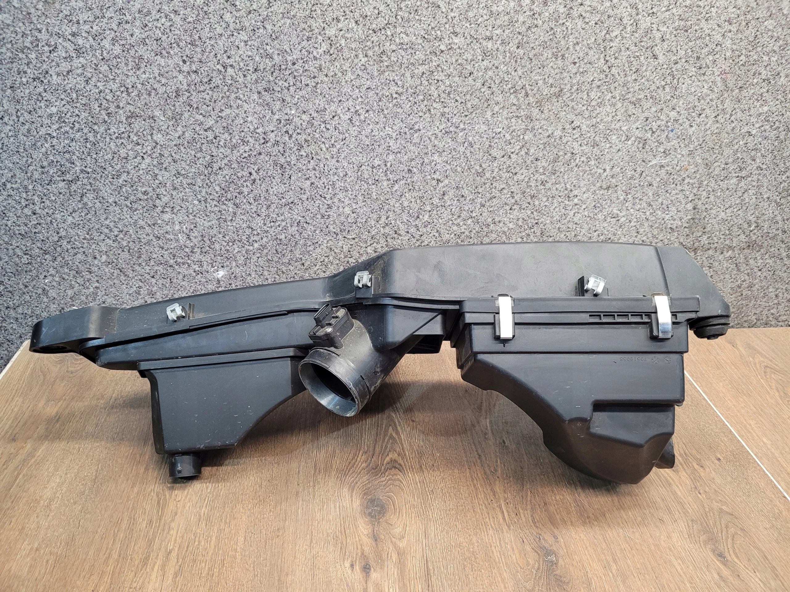 BMW F30 F31 2.0D OBAL VZDUCHOVÉHO FILTERA 70518447