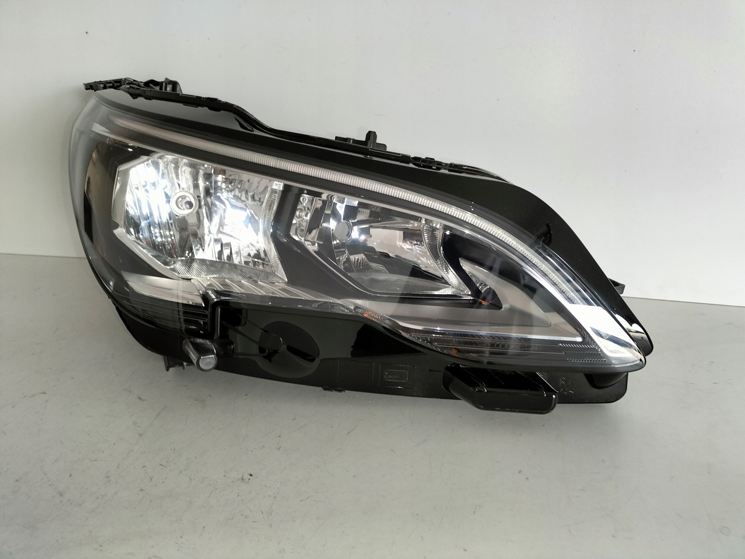 PRAVE PREDNE SVETLO PEUGEOT 3008 5008 II 16-