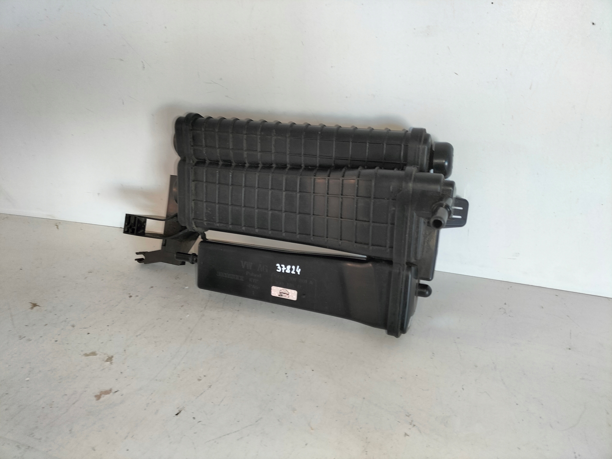 UHLIKOVY FILTER NADOBKA NADRZKAACTIVEgo AUDI Q3 II 18- VW TIGUAN II 16-