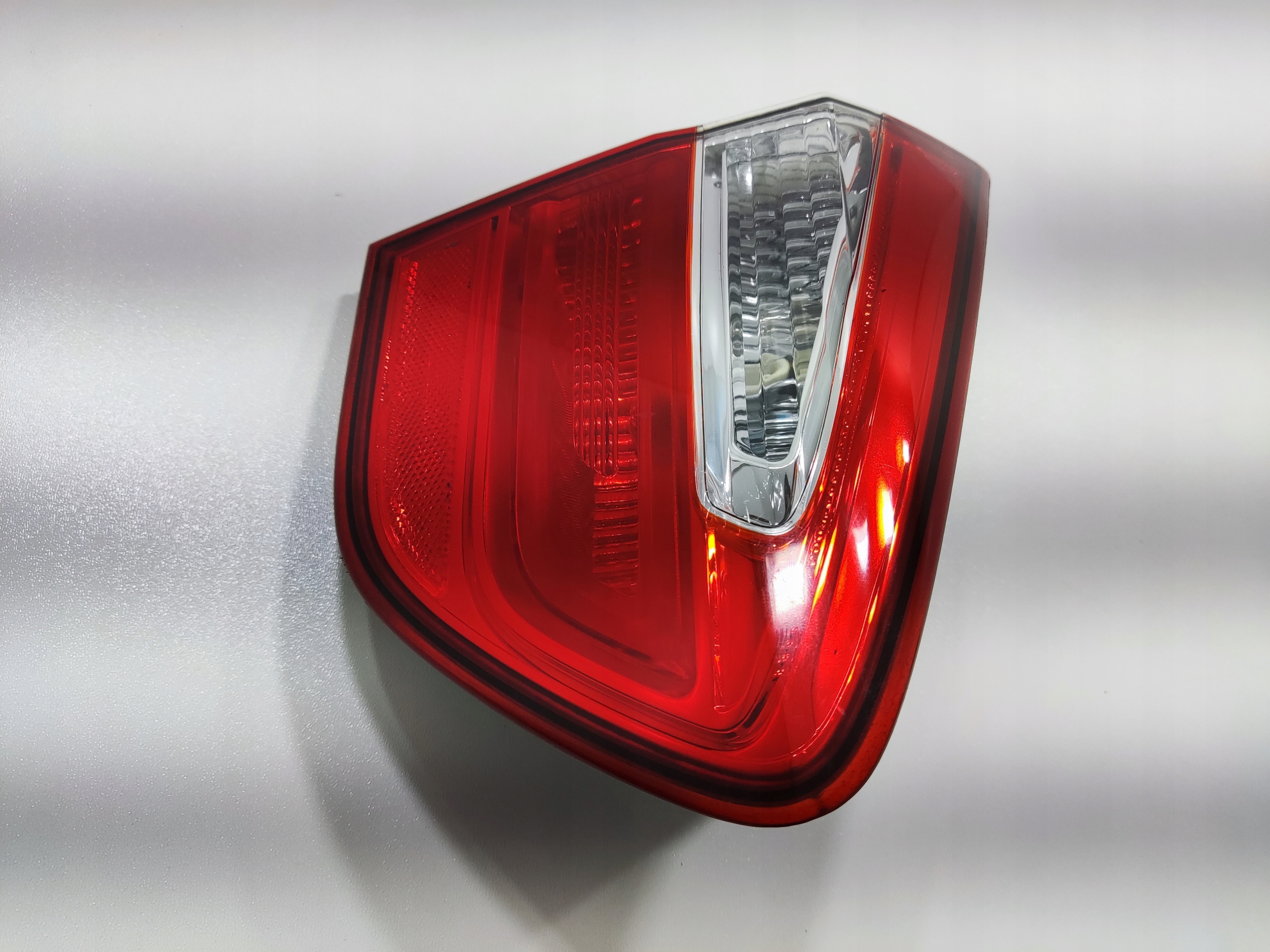 LAVE ZADNE SVETLO V KAPOTE KIA RIO III 92403-1W2 2011-2017