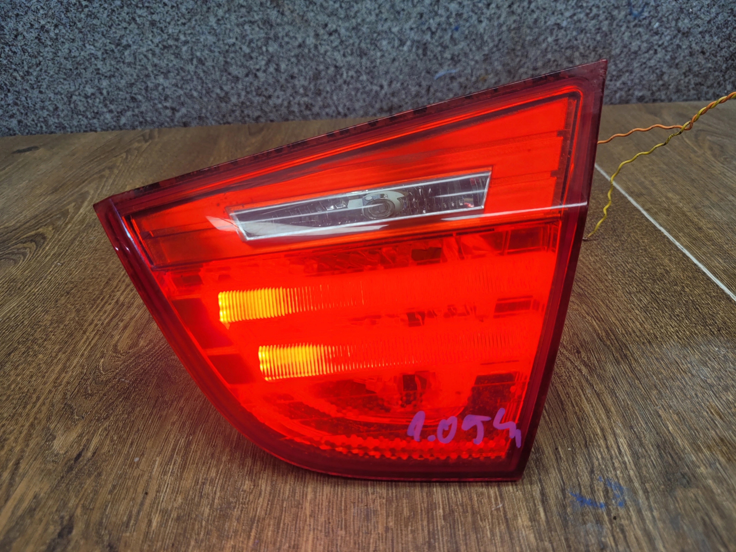 BMW 3 E90 LIFT PRAVÉ ZADNÉ SVETLO V KAPOTE 7289428