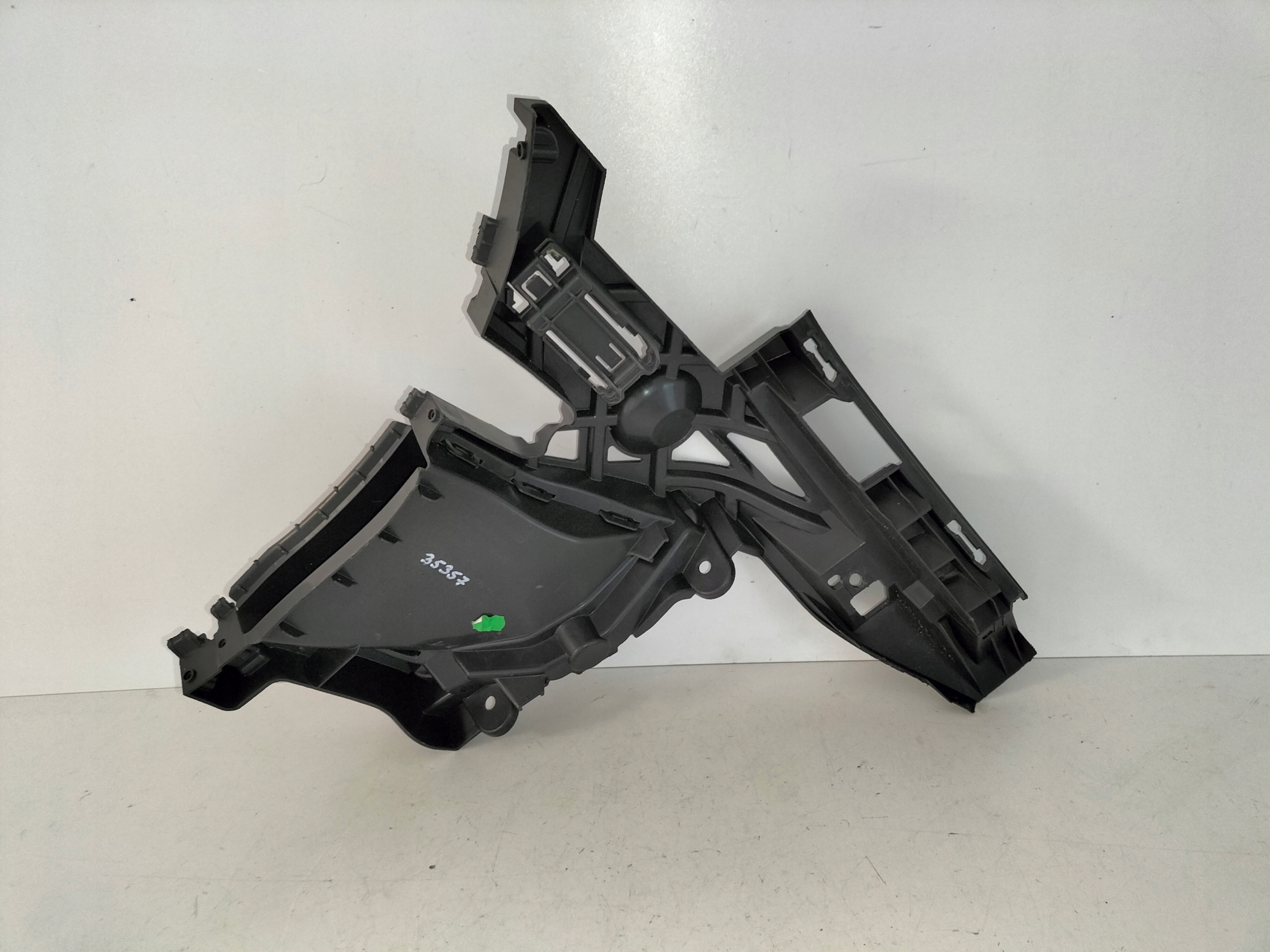 DRZIAK PREDNEHO NARAZNIKA LAVY VW ID7 AERO 213 22-
