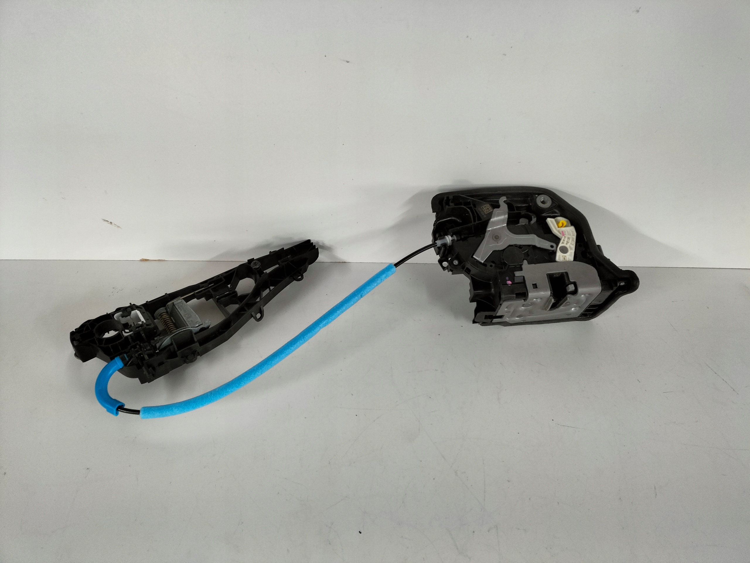 ZAMOK PRAVYCH PREDNYCH DVERI BMW 2 F45 F46 14- BMW X2