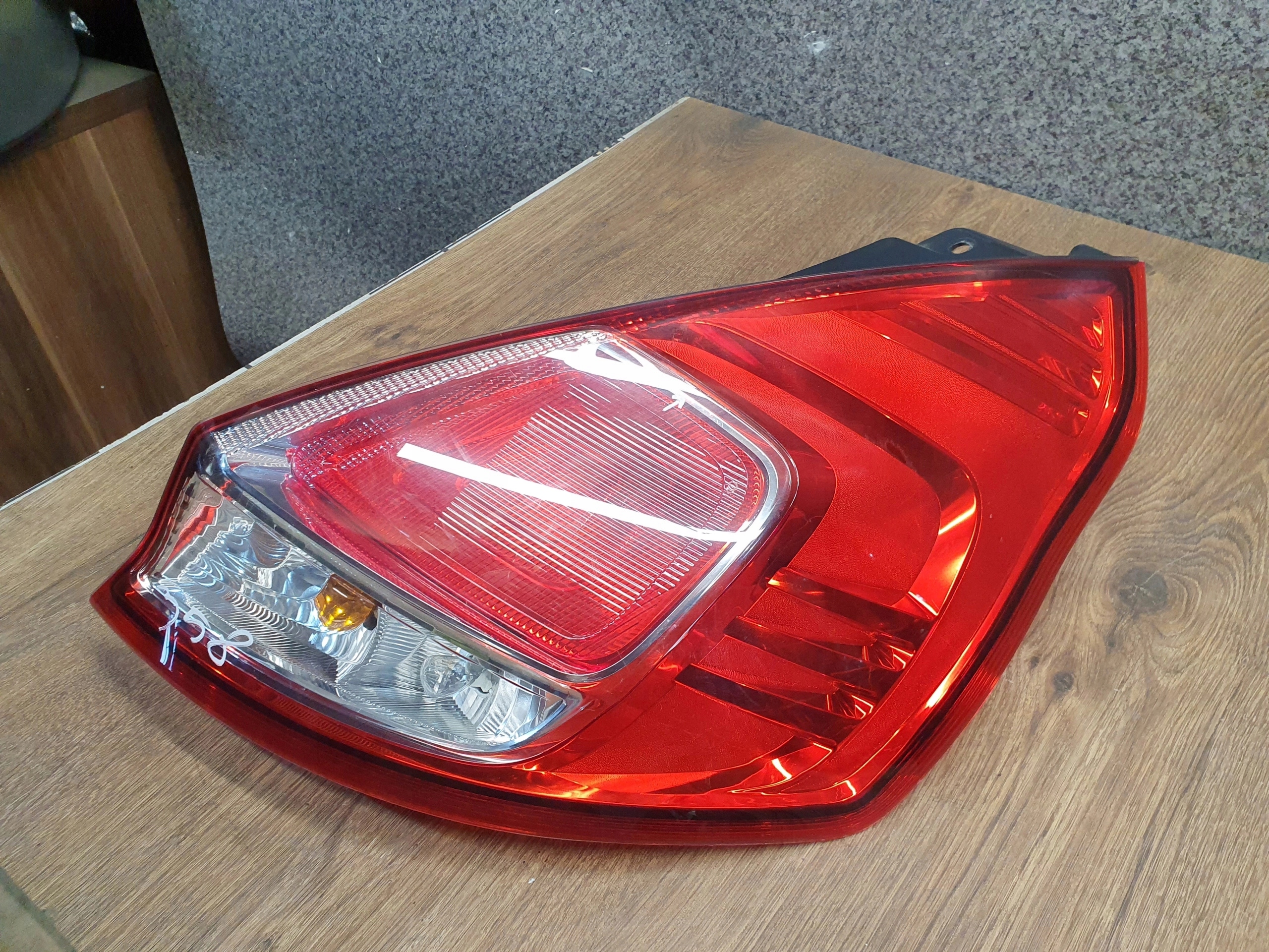 FORD FIESTA MK7 PRAVE ZADNE SVETLO