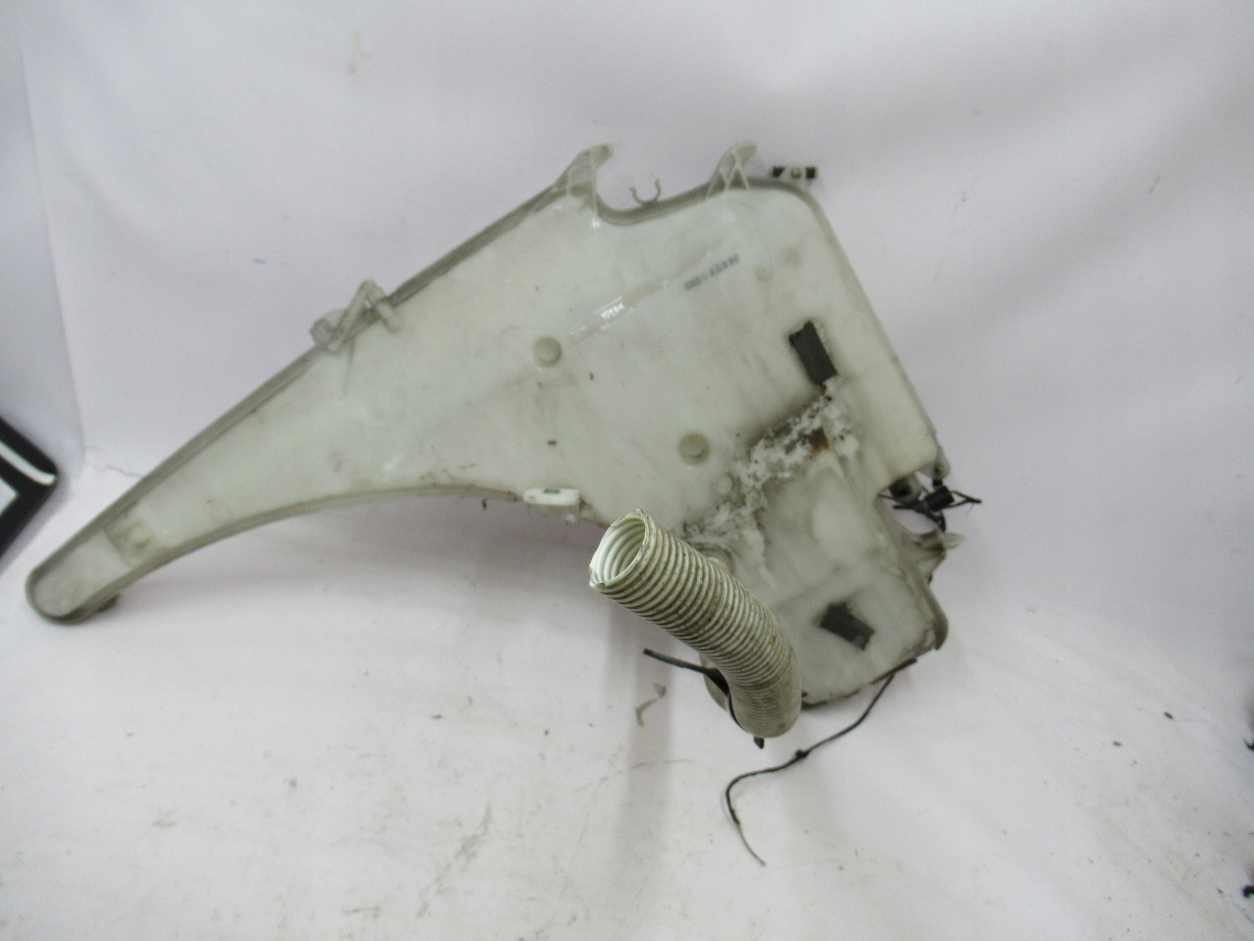 NÁDOBKA OSTREKOVAČOV BMW 1 E87 06-