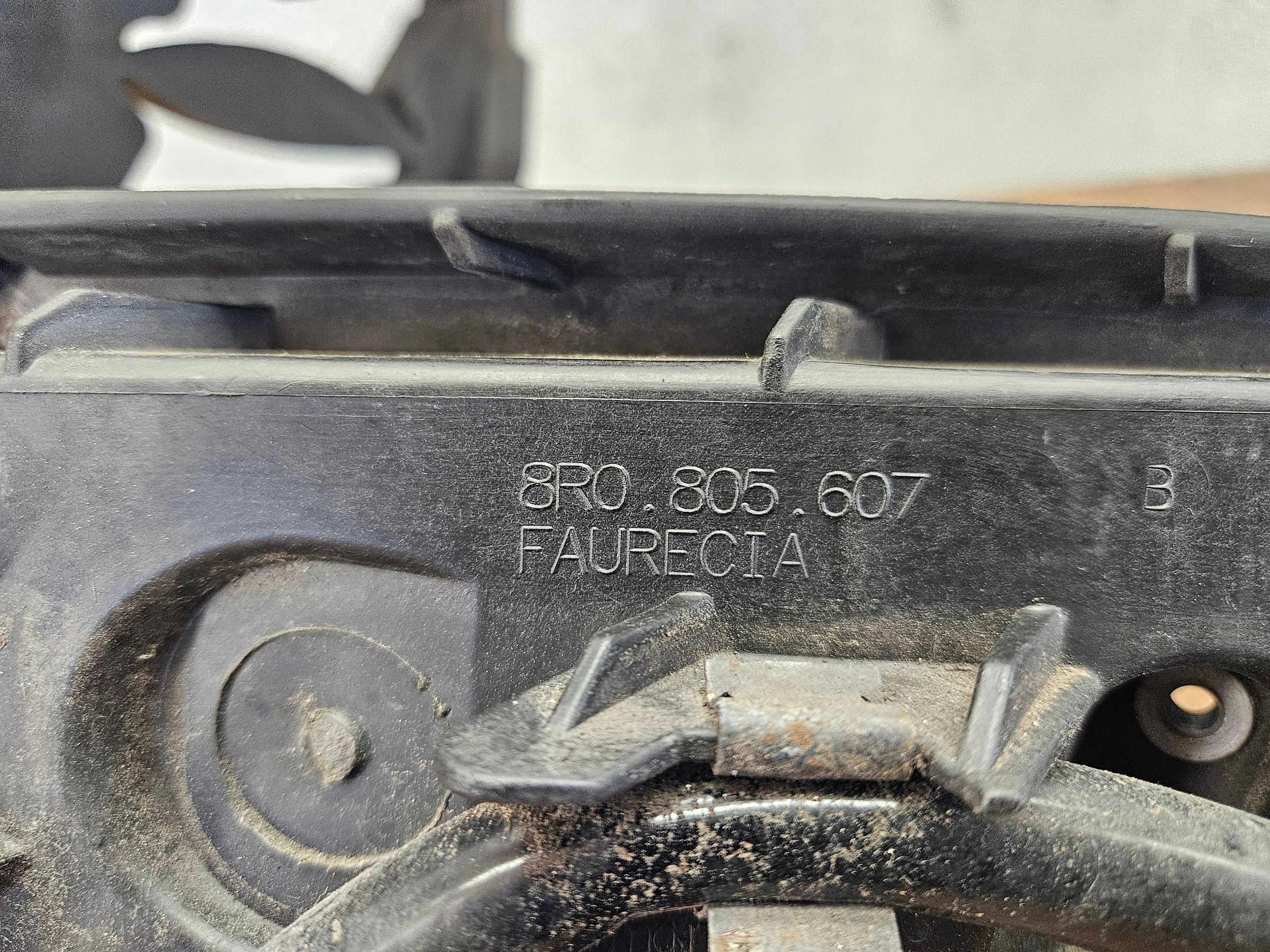 Audi Q5 SQ5 8R0805607 ĽAVÝ DRŽIAK SVETLA OSTREKOVAC