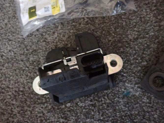 VW GOLF VII ZAMOK ZADNEJ KAPOTY