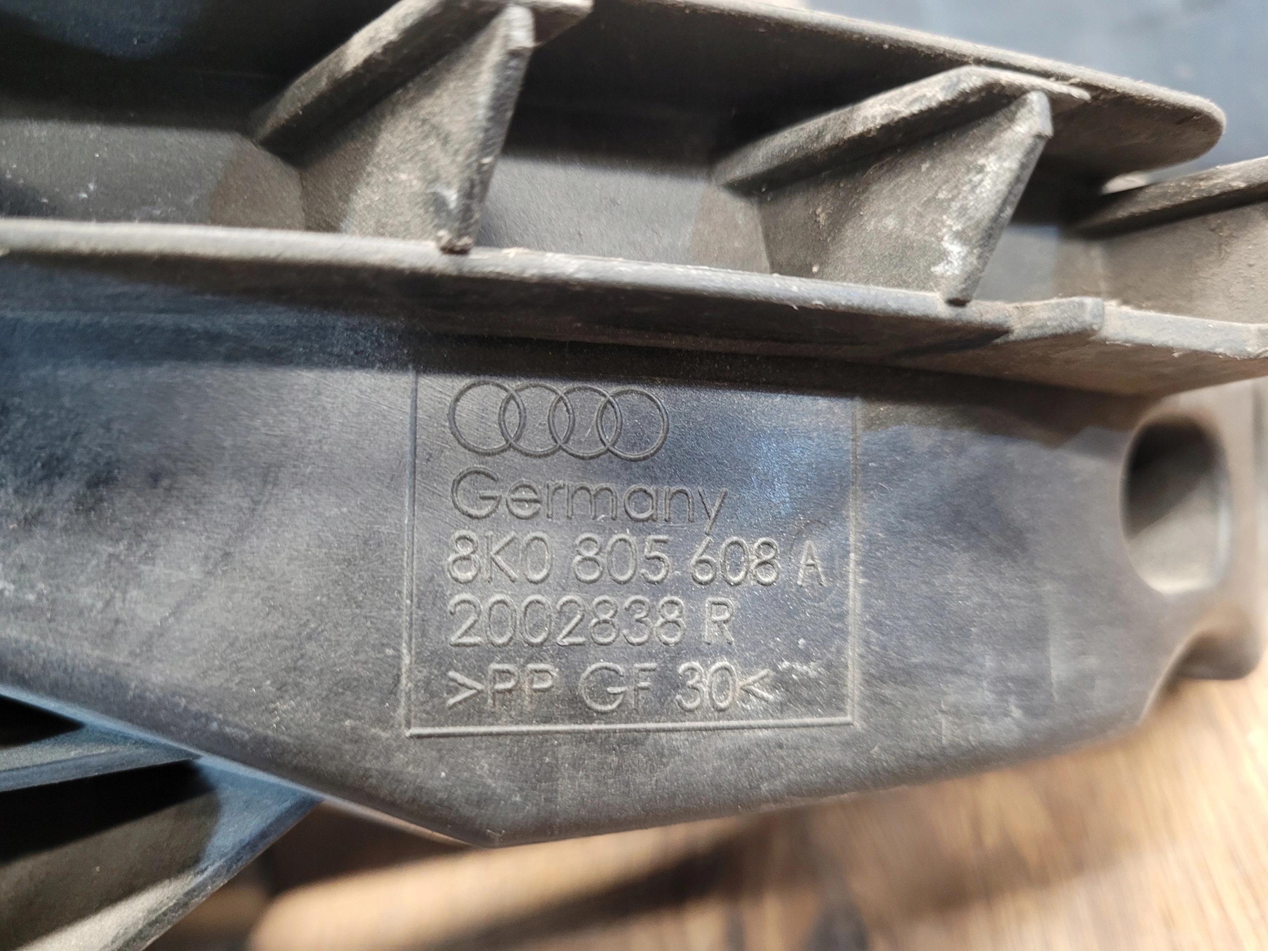 AUDI A4 B8 DRŽIAK PRAVÉHO SVETLA OSTREKOVAC 8K0805608A