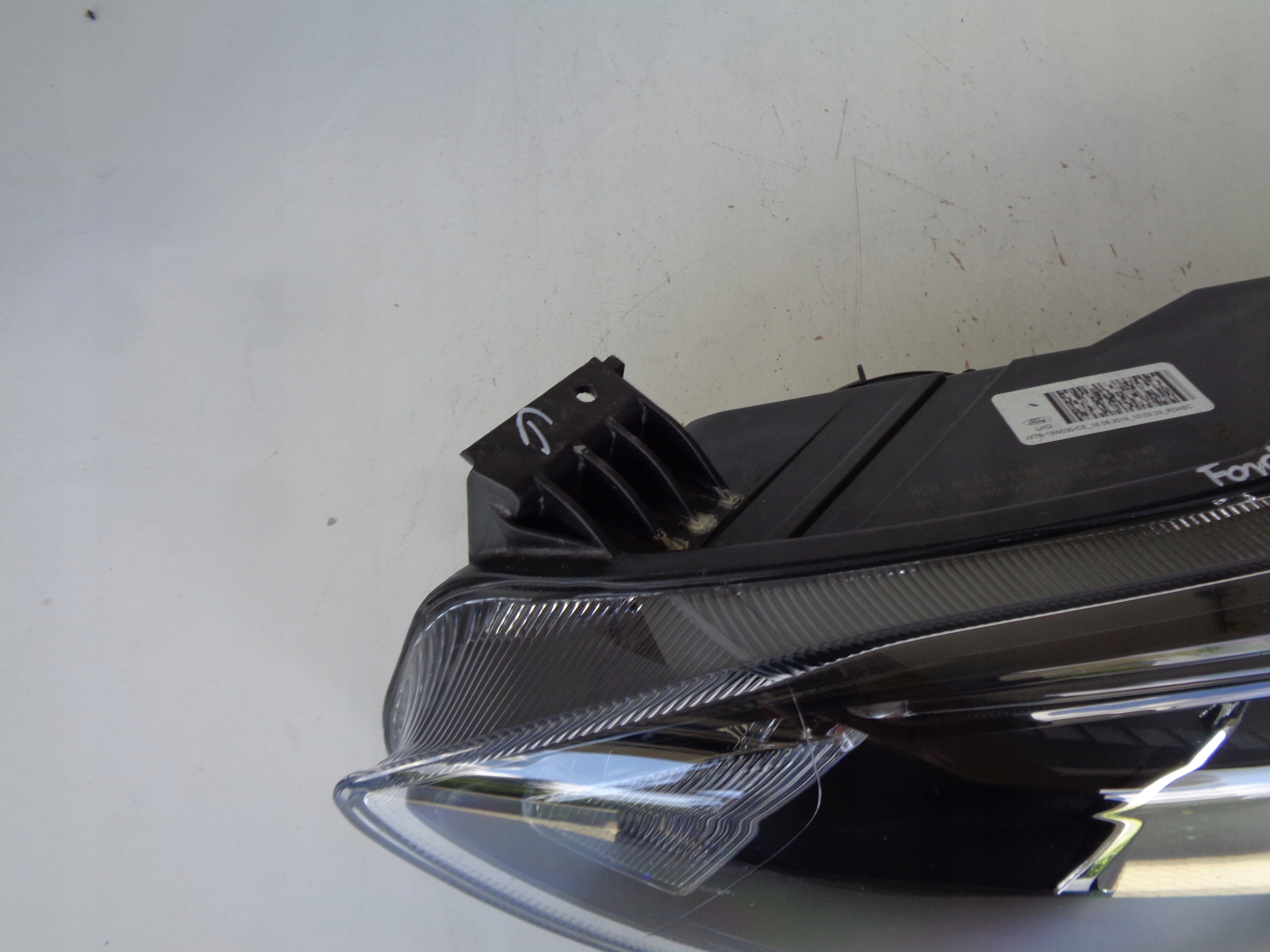 LAVE PREDNE SVETLO FORD FOCUS MK4 18- LED