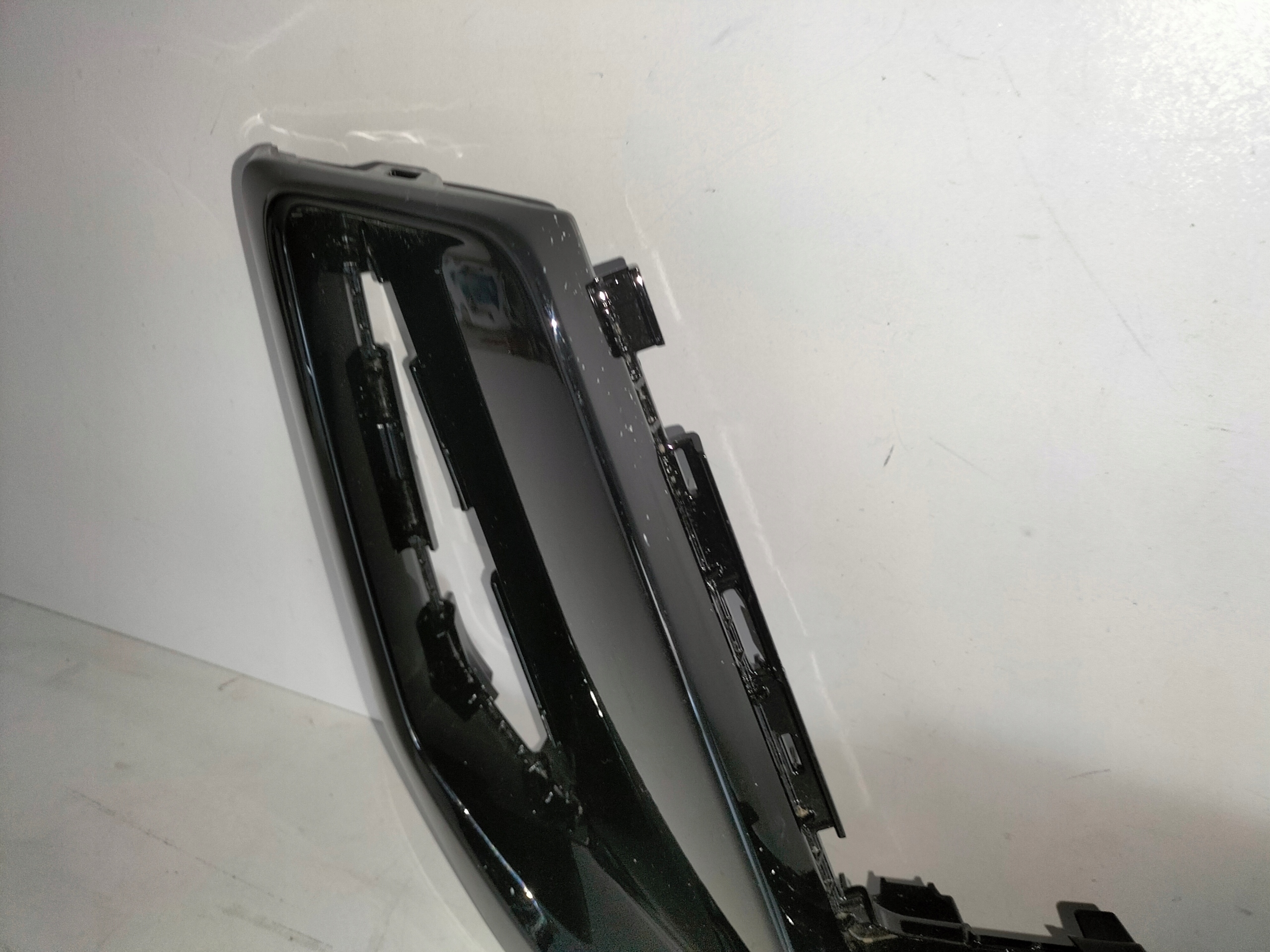 MRIEŽKA LIŠTA LISTA PREDNEHO NARAZNIKA SVETLOa AUDI Q6 85H E-TRON 24- S-LINE