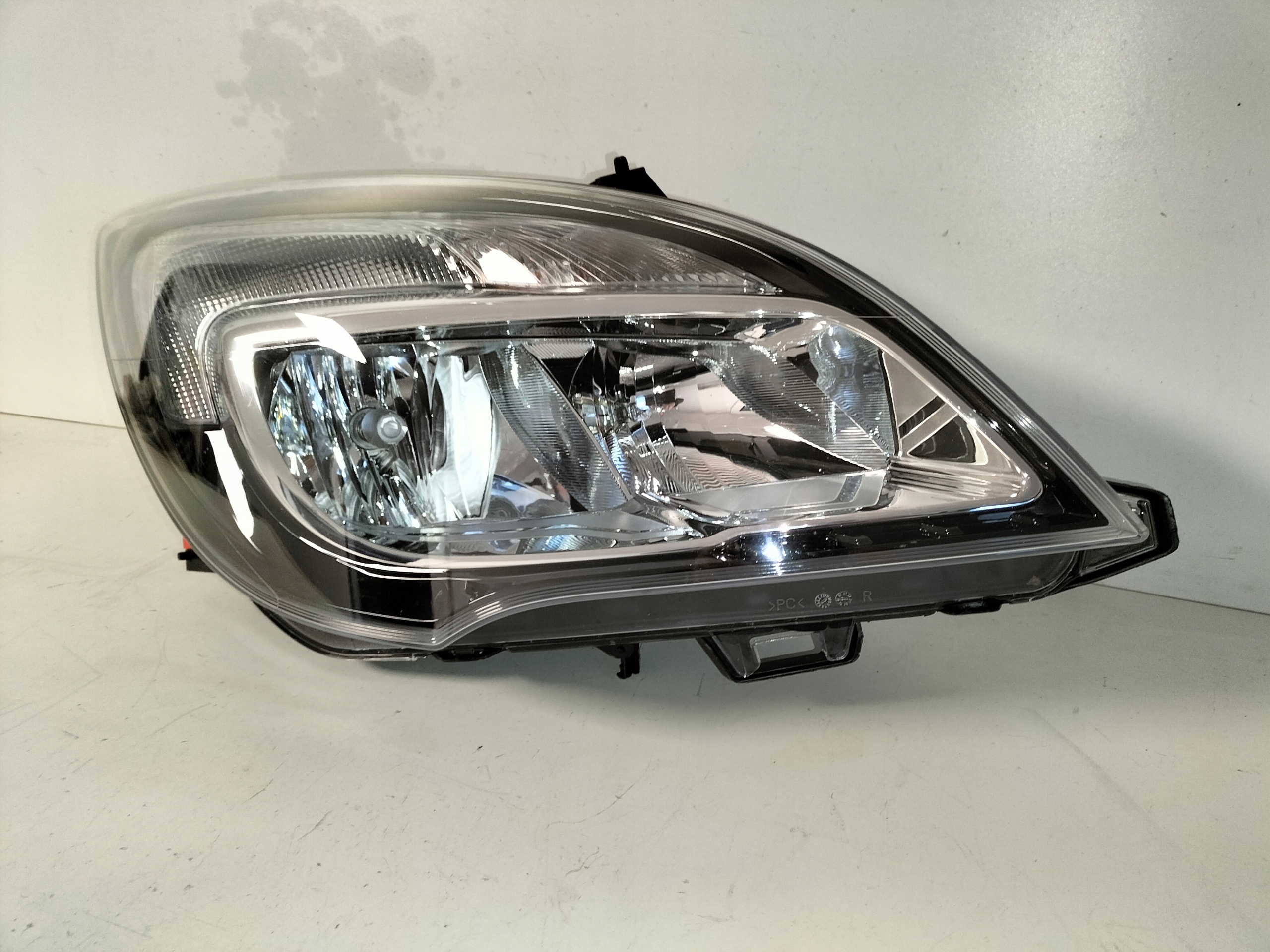 PRAVE PREDNE SVETLO OPEL MERIVA B LIFT 14-