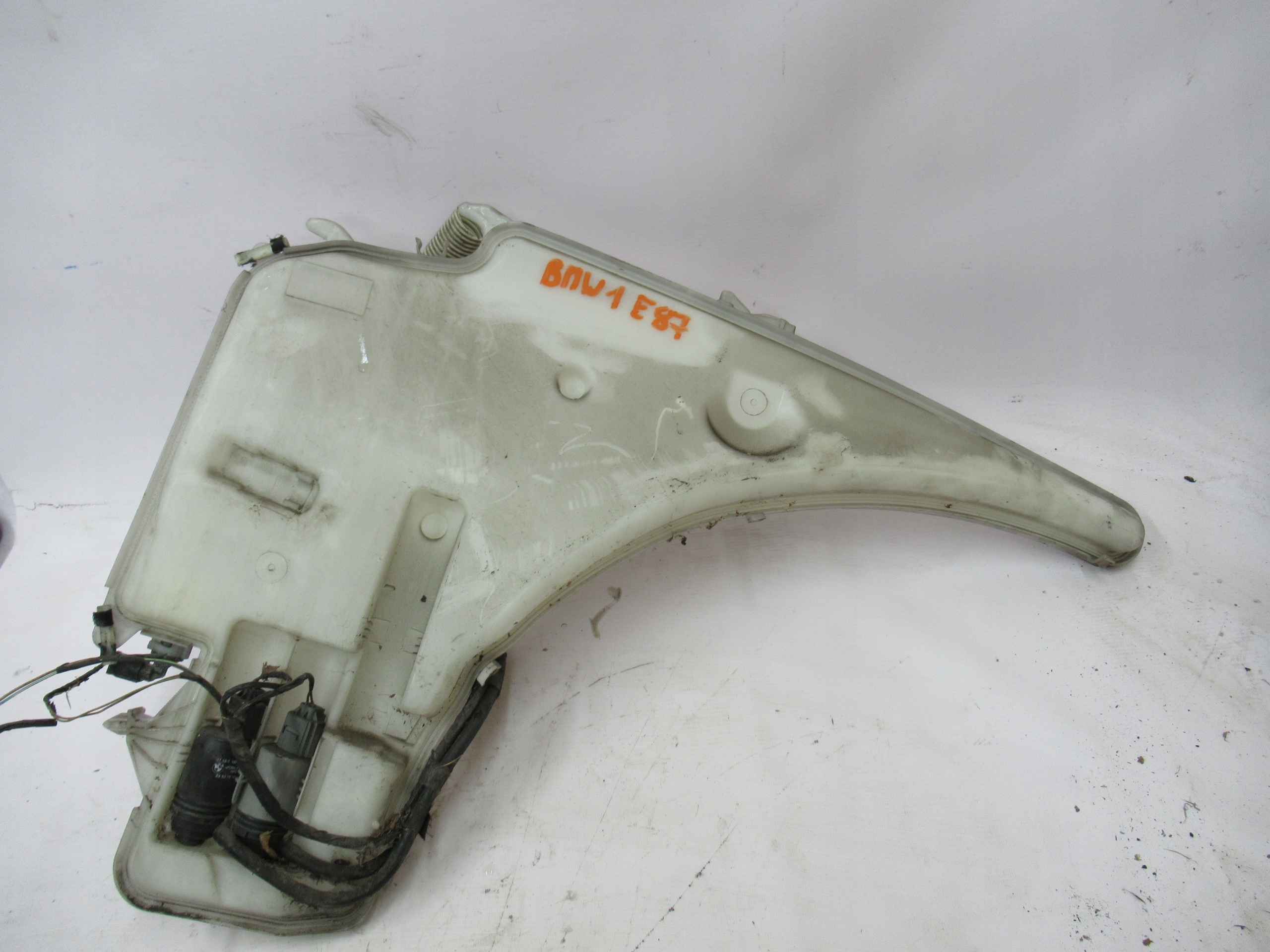 NÁDOBKA OSTREKOVAČOV BMW 1 E87 06-