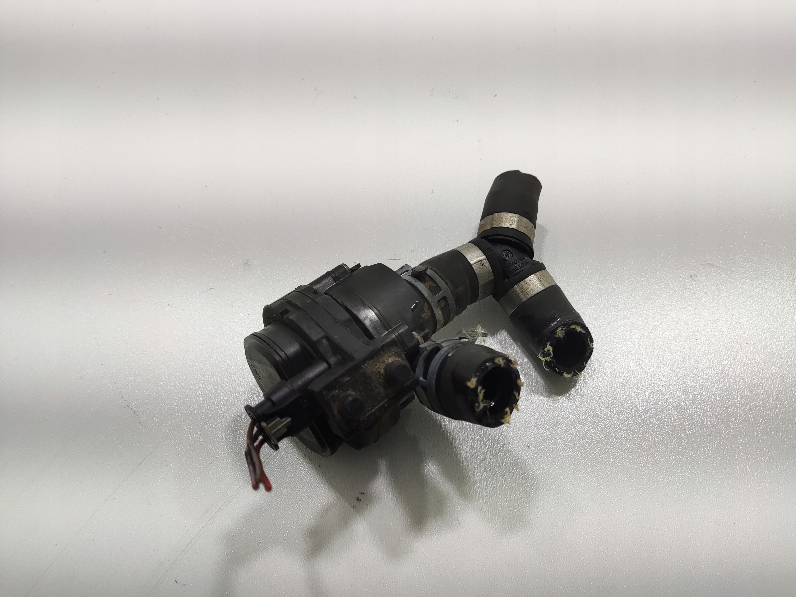 POMOCNÁ VODNÁ PUMPA VOLKSWAGEN CADDY III IV 2K5 2.0 TDI 15- LIFT 5G0965567