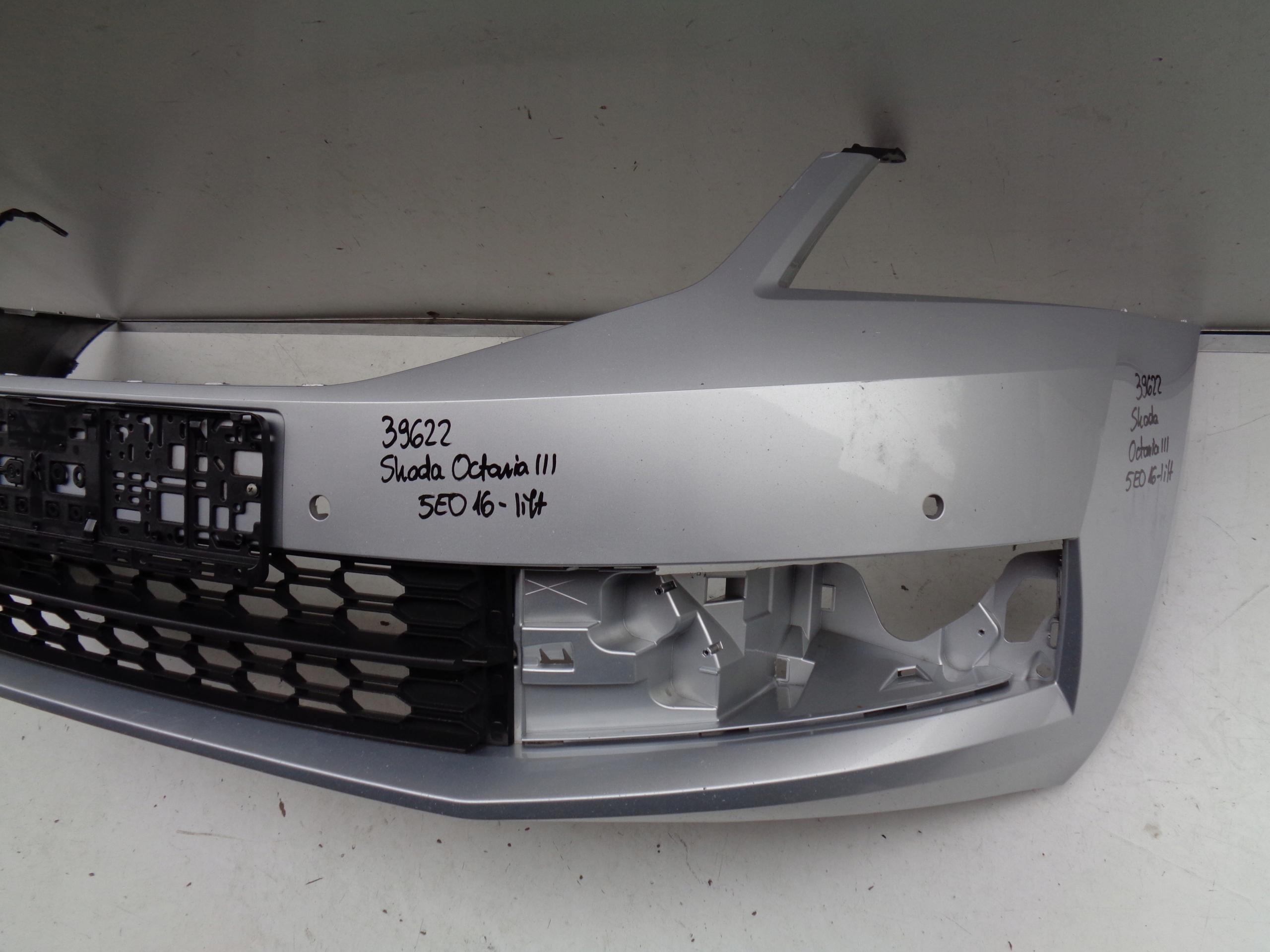 PREDNÝ NÁRAZNÍK SKODA OCTAVIA III 3 5E 16- LIFT NR 39622