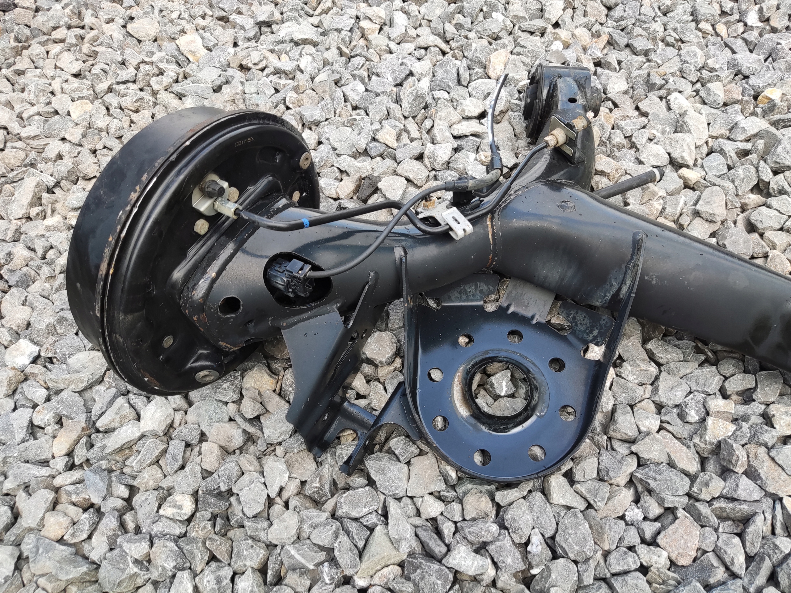 ZADNÁ NÁPRAVA KOMPLETNA TOYOTA YARIS III BUBNY 2011-2020