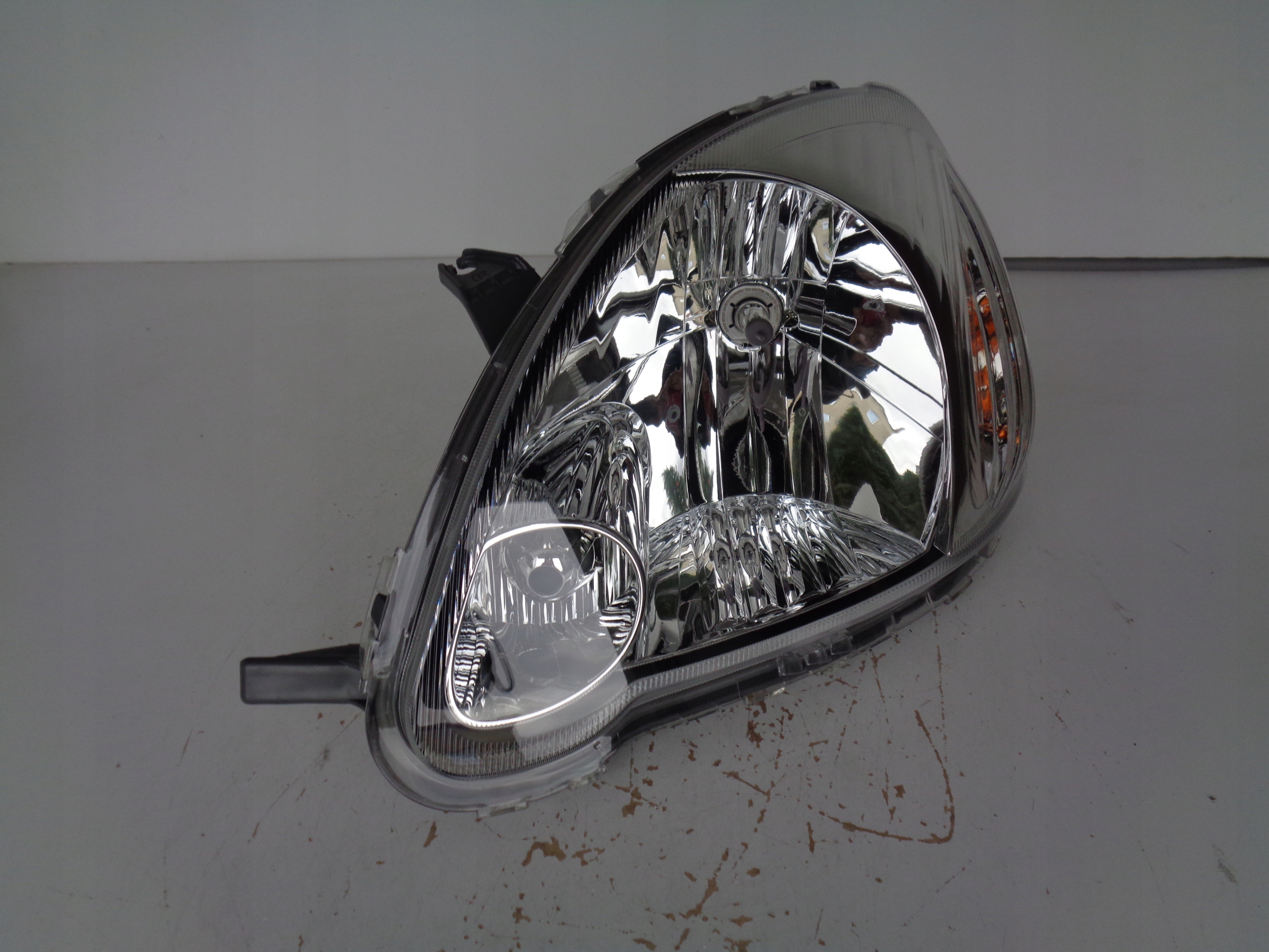 LAVE PREDNE SVETLO TOYOTA YARIS 03- LIFT