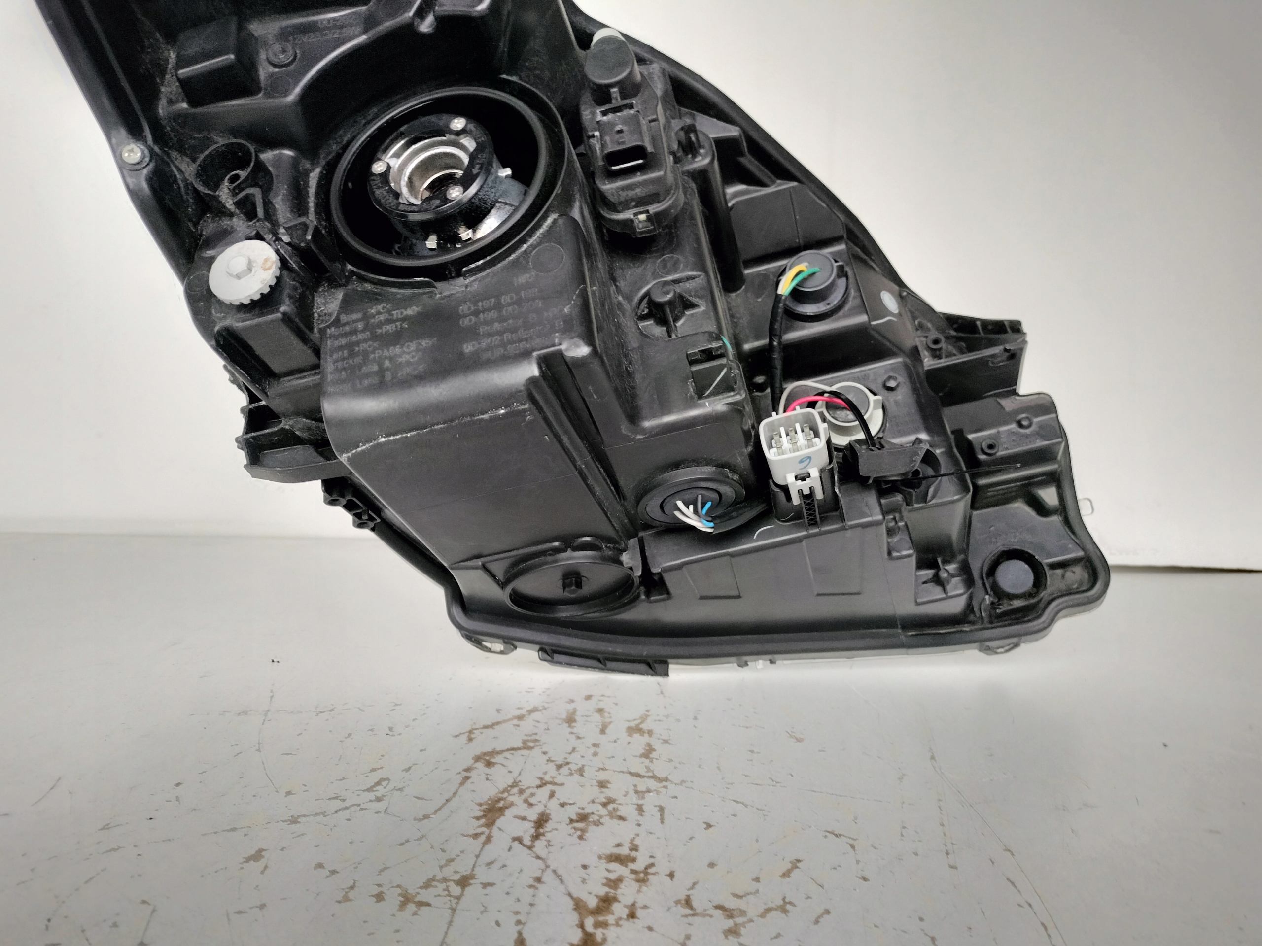 LAVE PREDNE SVETLO TOYOTA YARIS III 17- LIFT