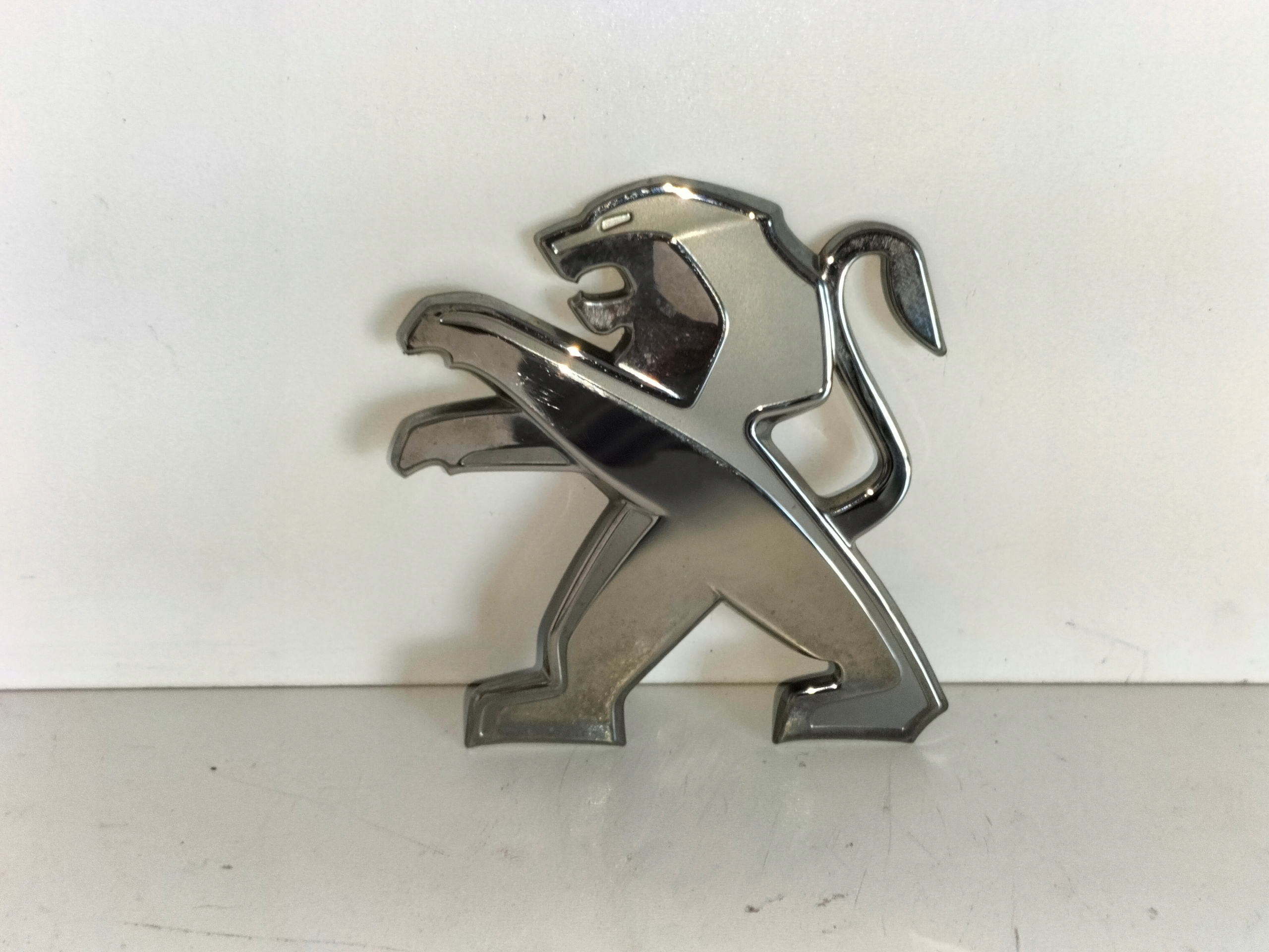 ZNAK EMBLEM ZNAK ZADNEJ KAPOTY PEUGEOT RIFTER 18-