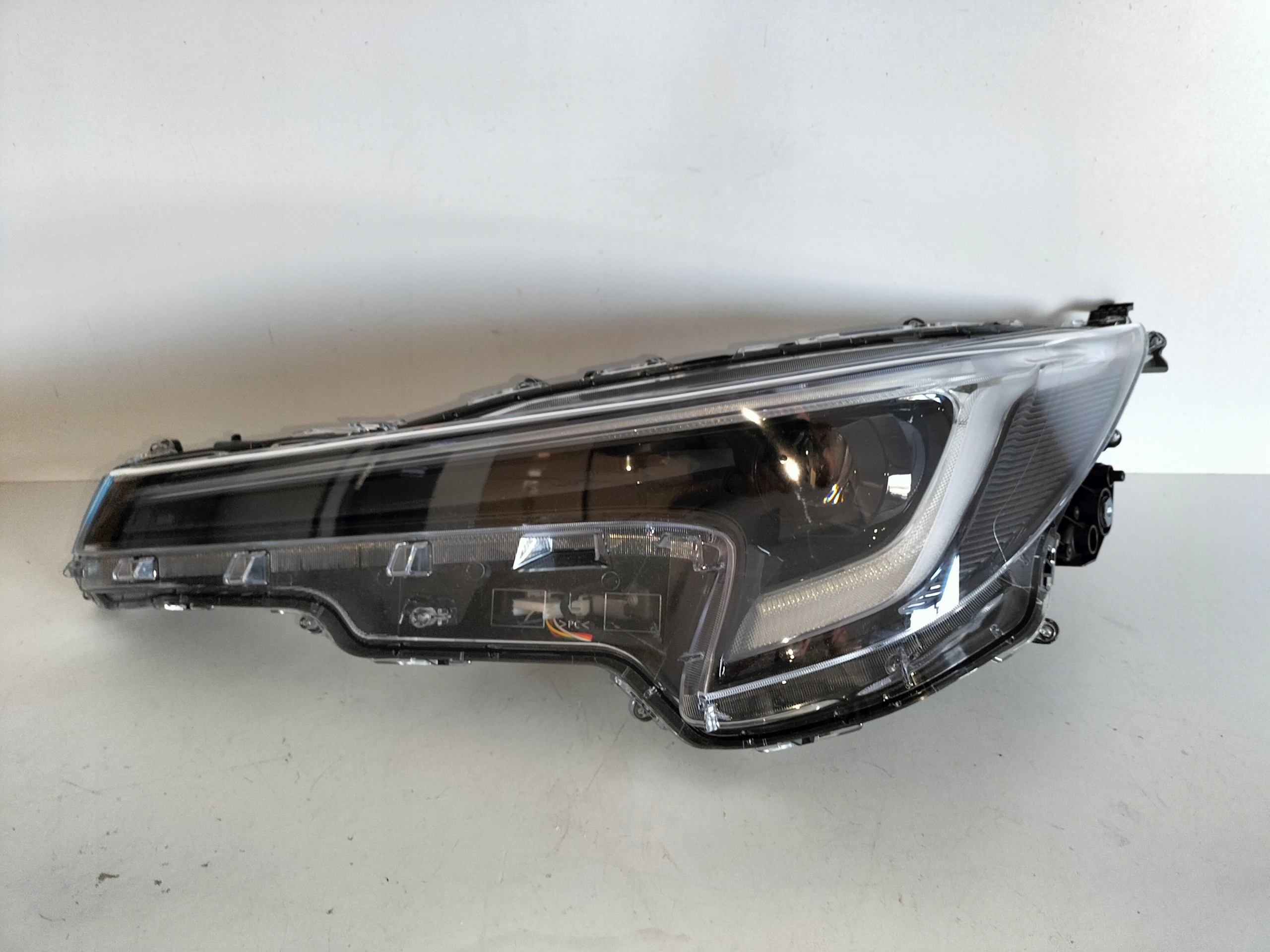 LAVE PREDNE SVETLO TOYOTA COROLLA E21 LIFT 22- HB/KOMBI FULL LED