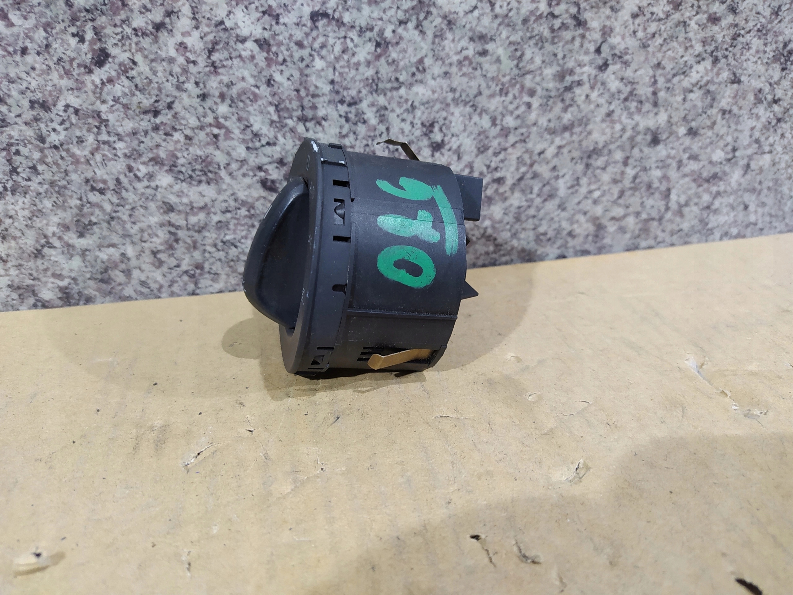 VYPÍNAČ SVETIEL AUDI A6 C6 4F2941531D