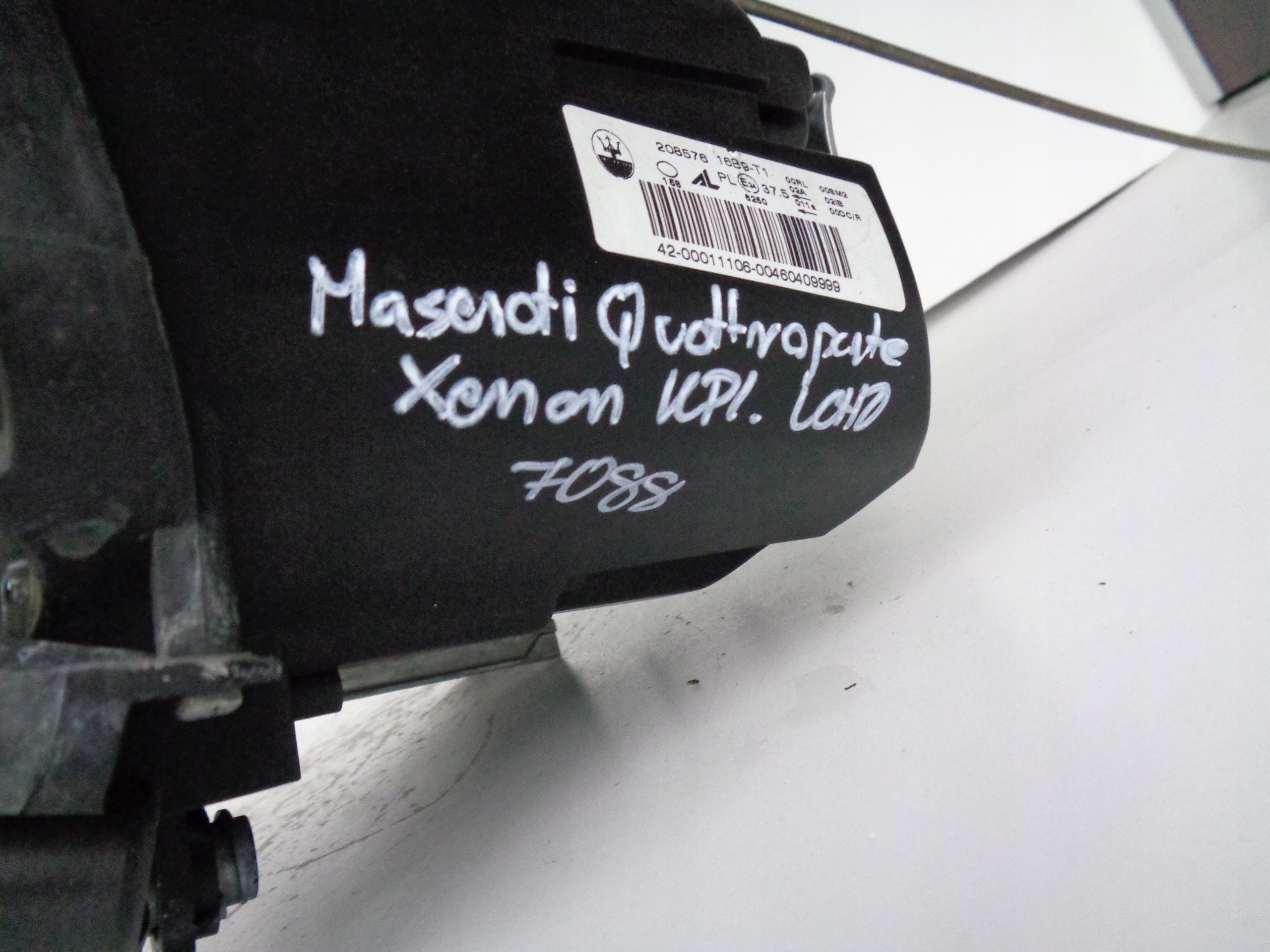 PRAVE PREDNE SVETLO MASERATI QUATTROPORTE V XENON LED