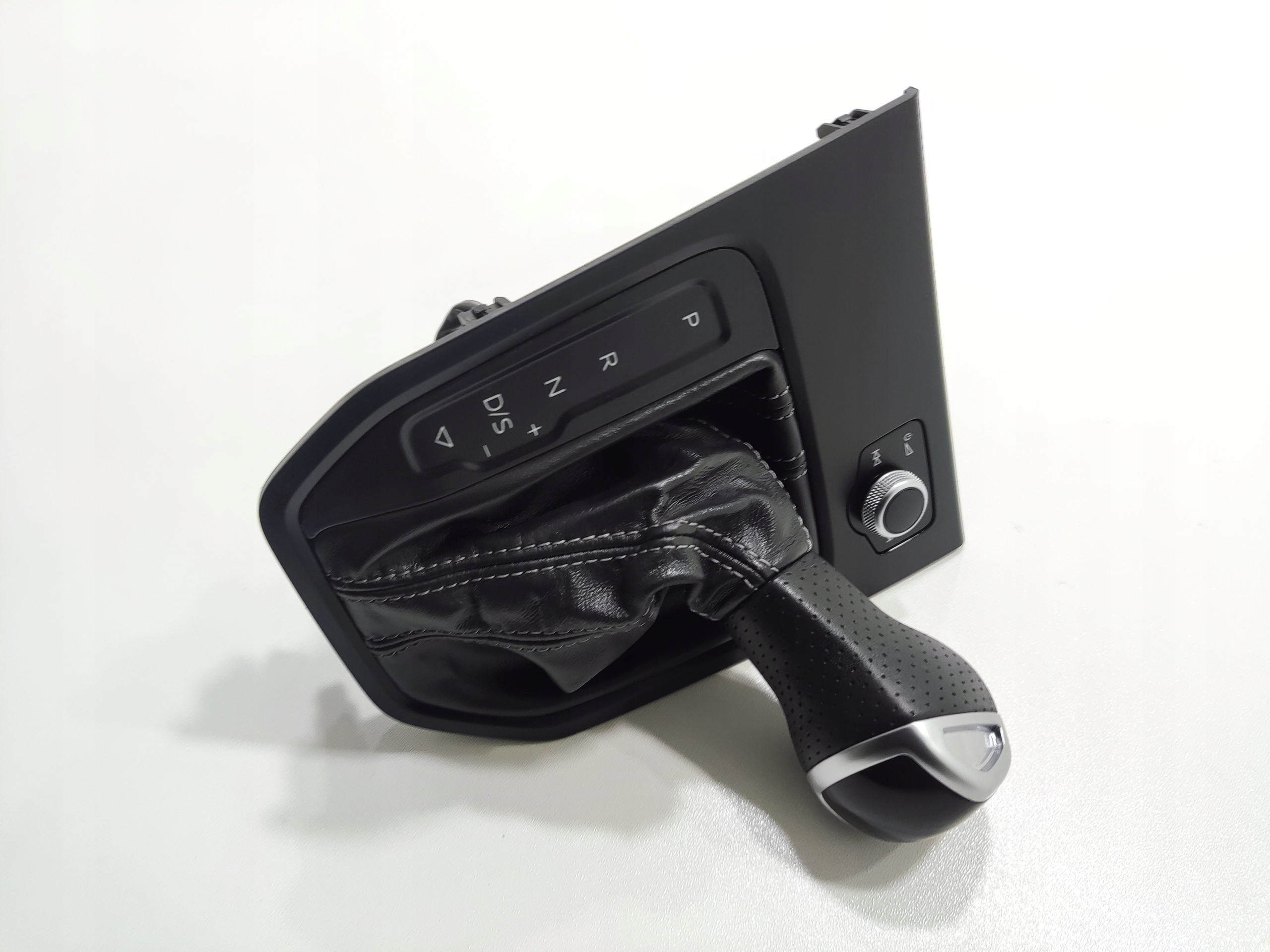 KULISA RADENIA RYCHLOSTI AUDI A1 II 82A AUTOMAT 82B713463 2019-2024