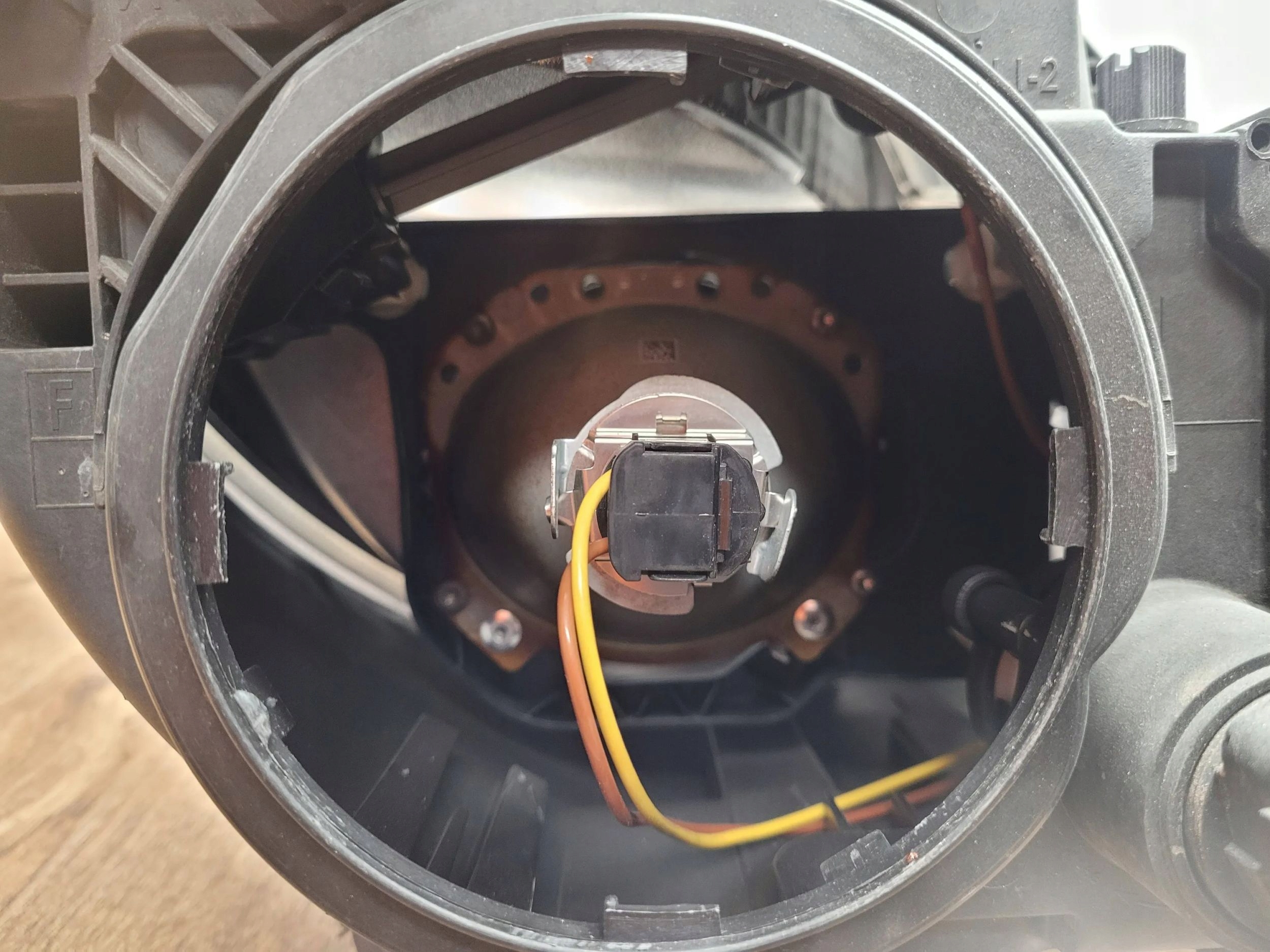 MERCEDES E W211 W 211 ĽAVÉ PREDNÉ SVETLO OBYČAJNÉ