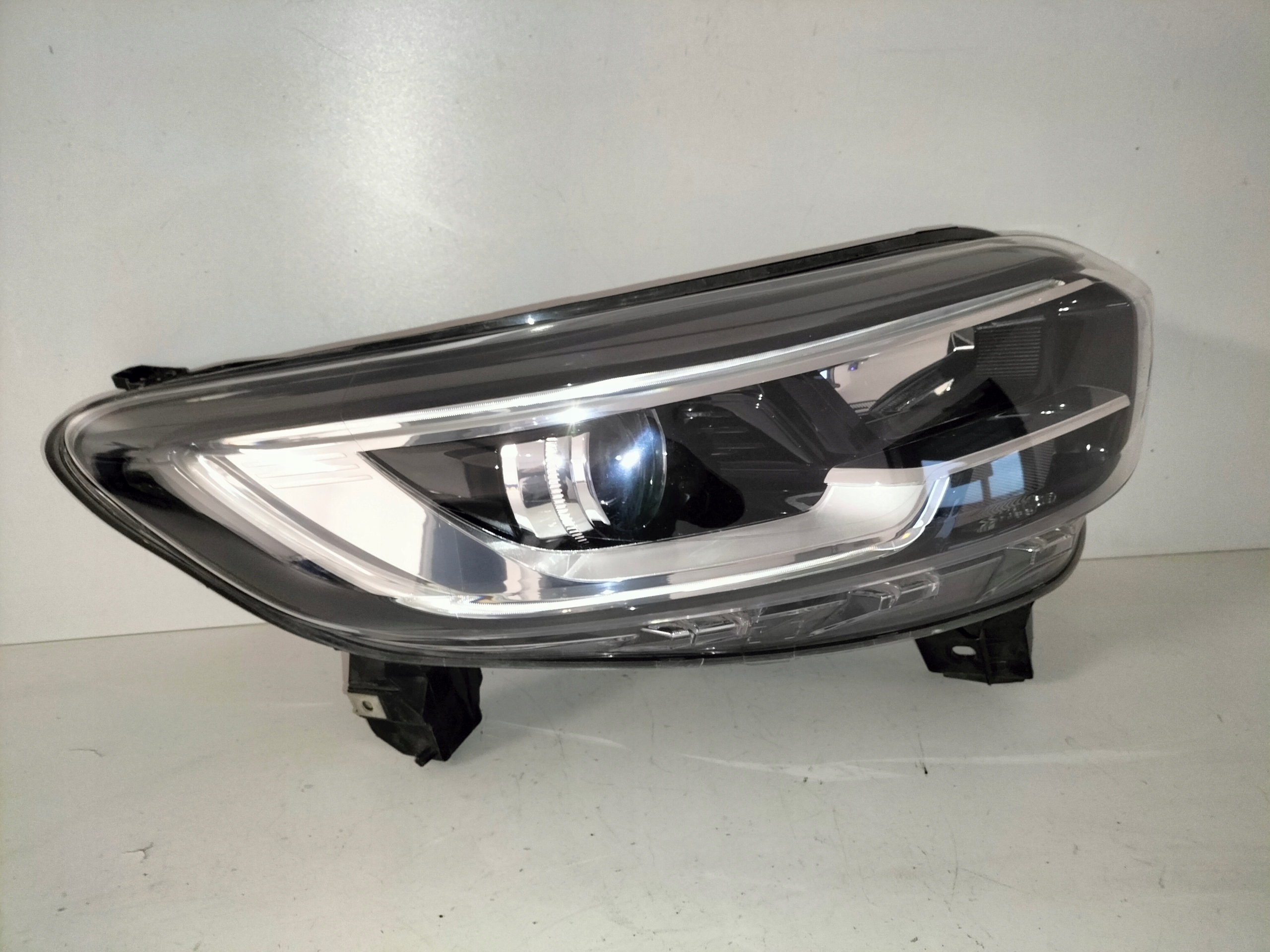 PRAVE PREDNE SVETLO RENAULT KADJAR 15-