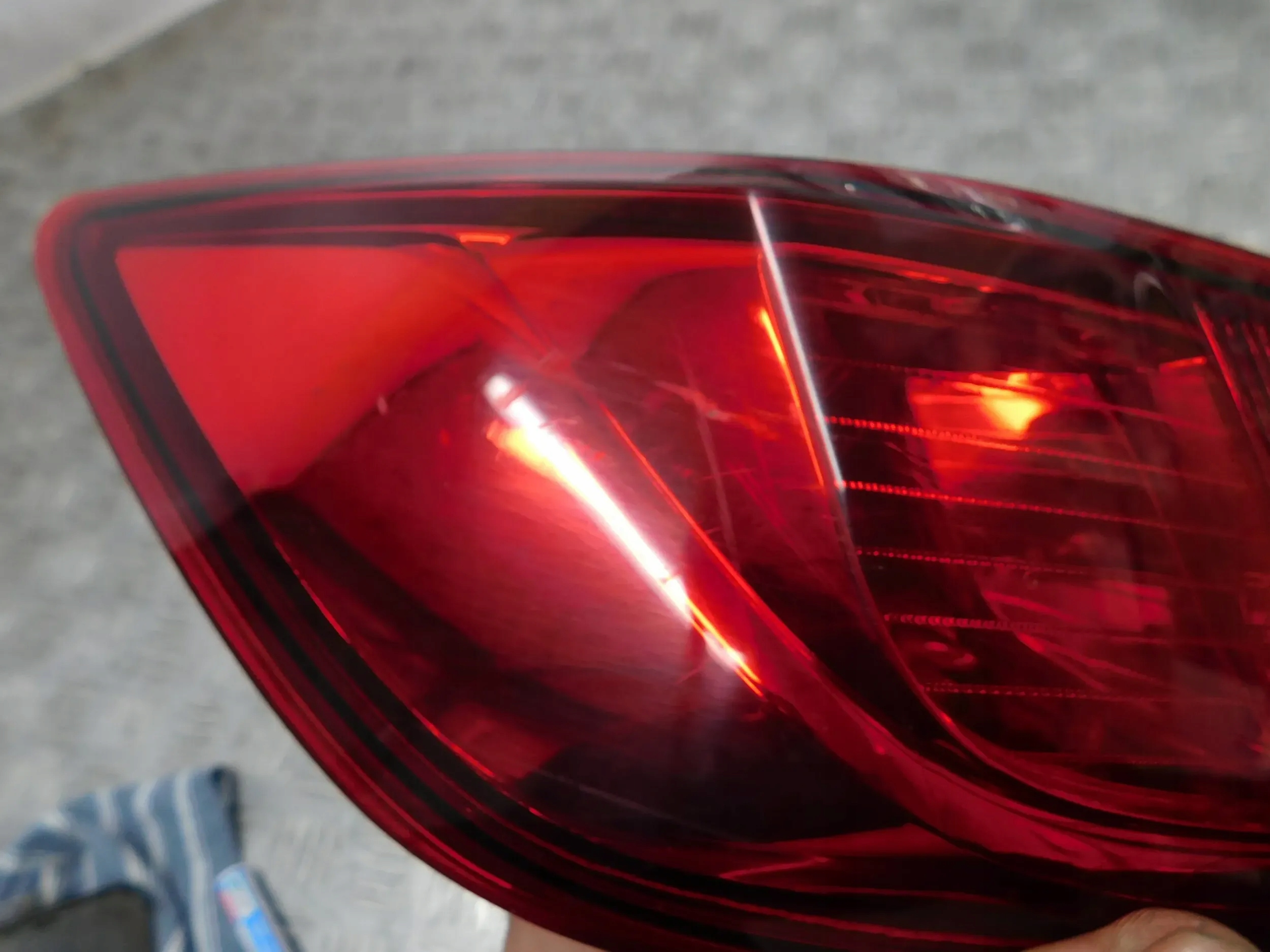 LAVE ZADNE SVETLO RENAULT CLIO IV 4 HB