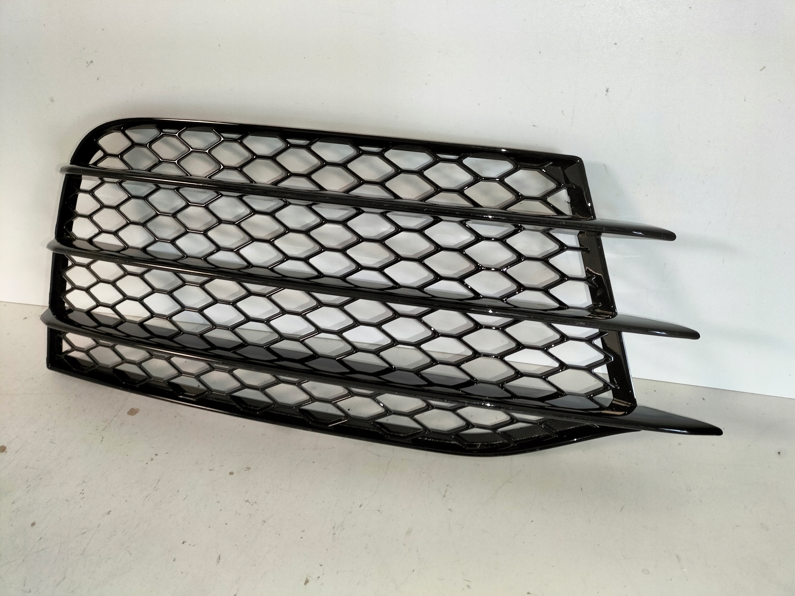 KRYTKA MRIEZKA PREDNEHO NARAZNIKA PRAVA AUDI TT RS 8J 06-14
