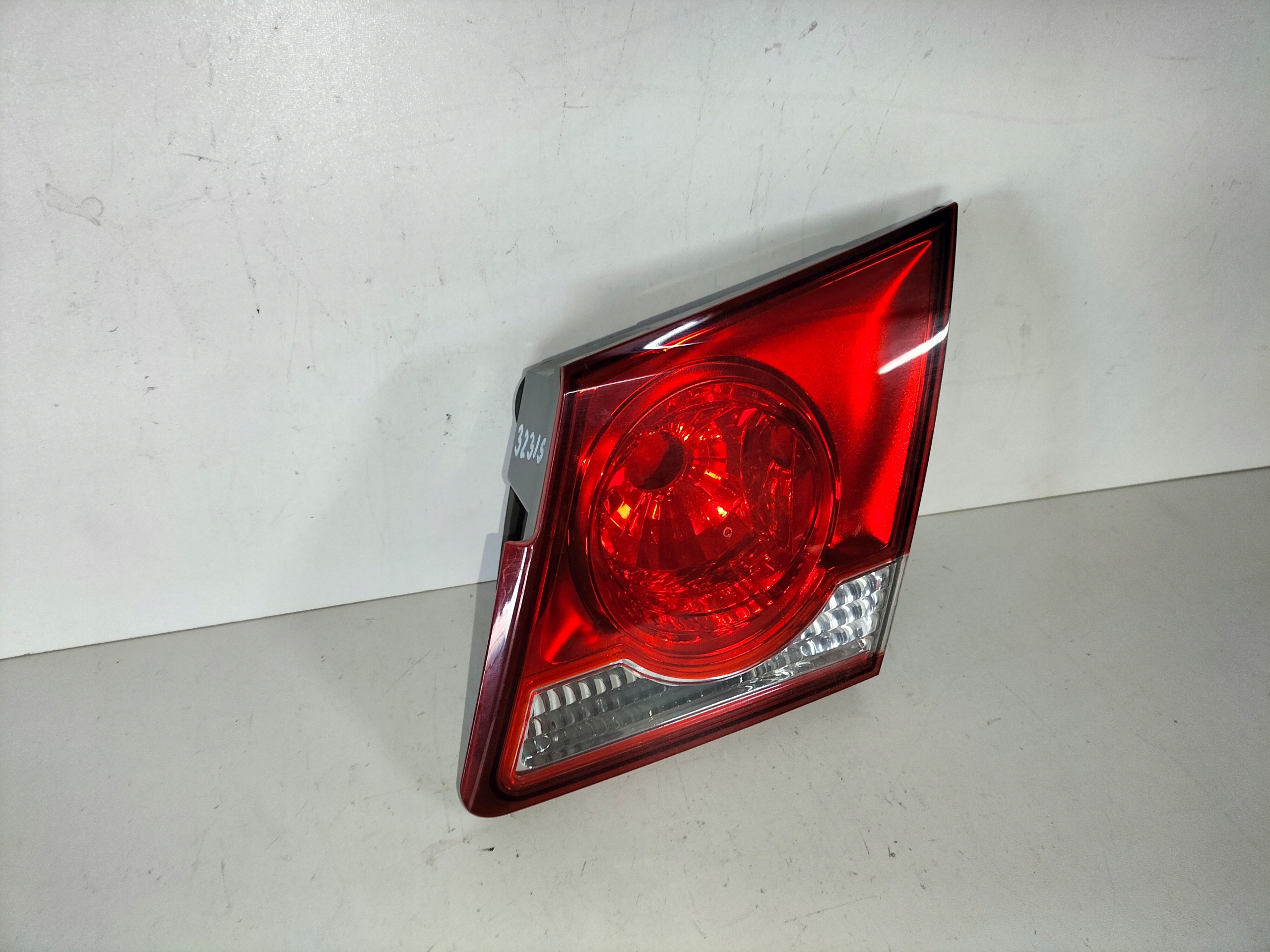 PRAVE ZADNE SVETLO CHEVROLET CRUZE 09- SEDAN VNÚTORNÉ NA KAPOTE