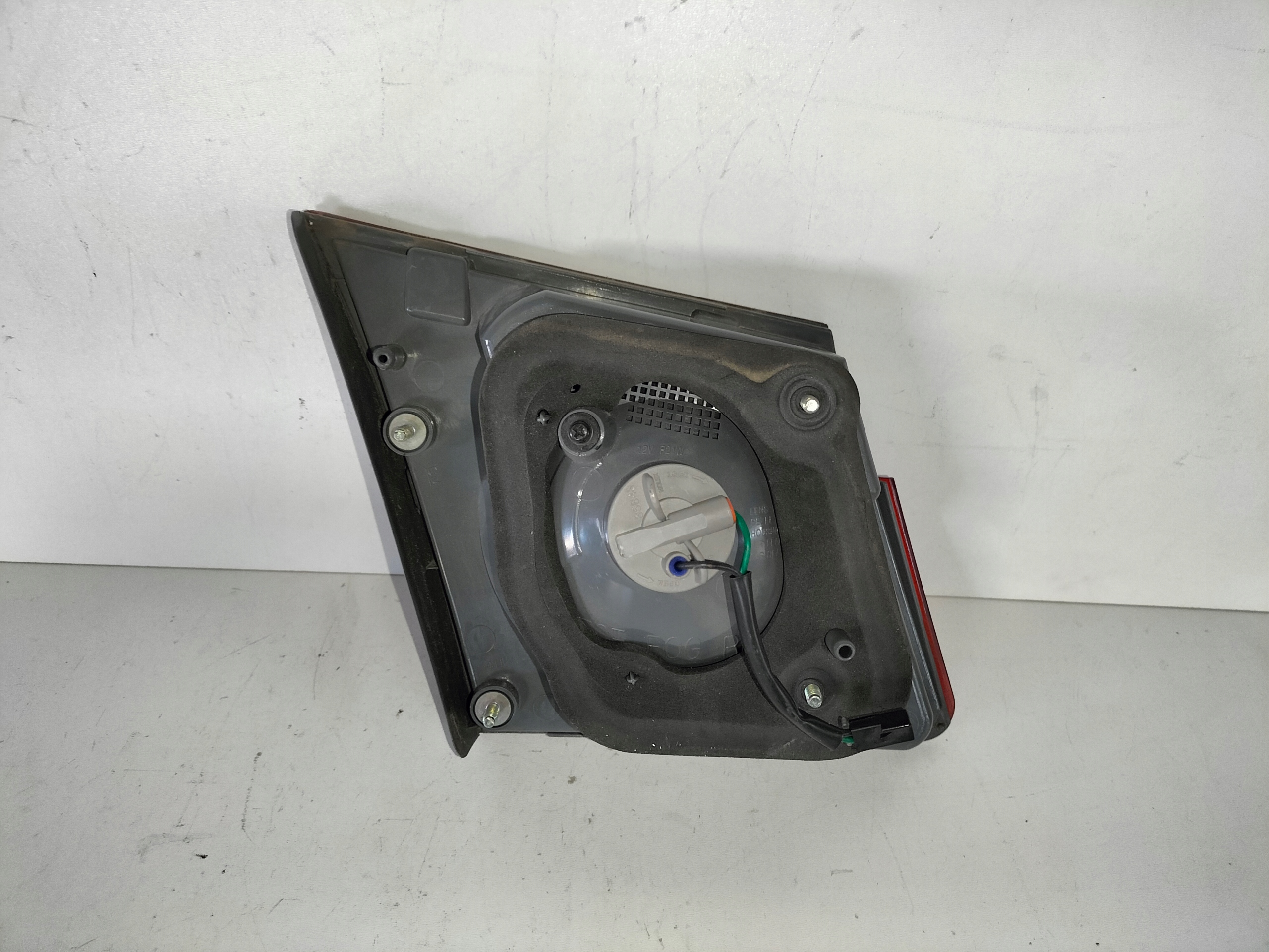 PRAVE ZADNE SVETLO CHEVROLET CRUZE 09- SEDAN VNÚTORNÉ NA KAPOTE