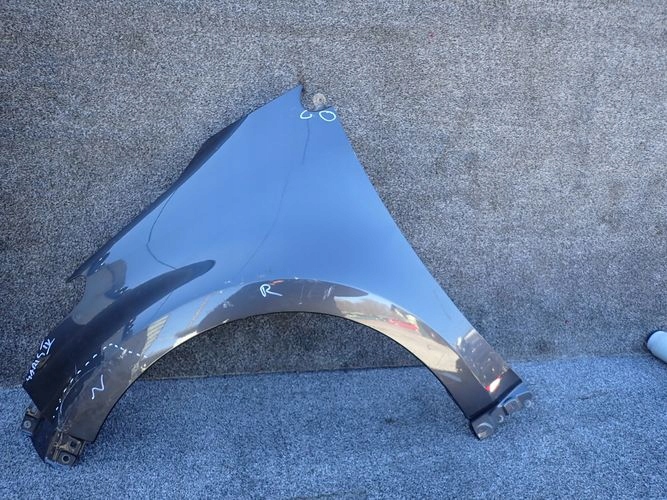 TOYOTA YARIS IV ĽAVÝ PREDNÝ BLATNÍK