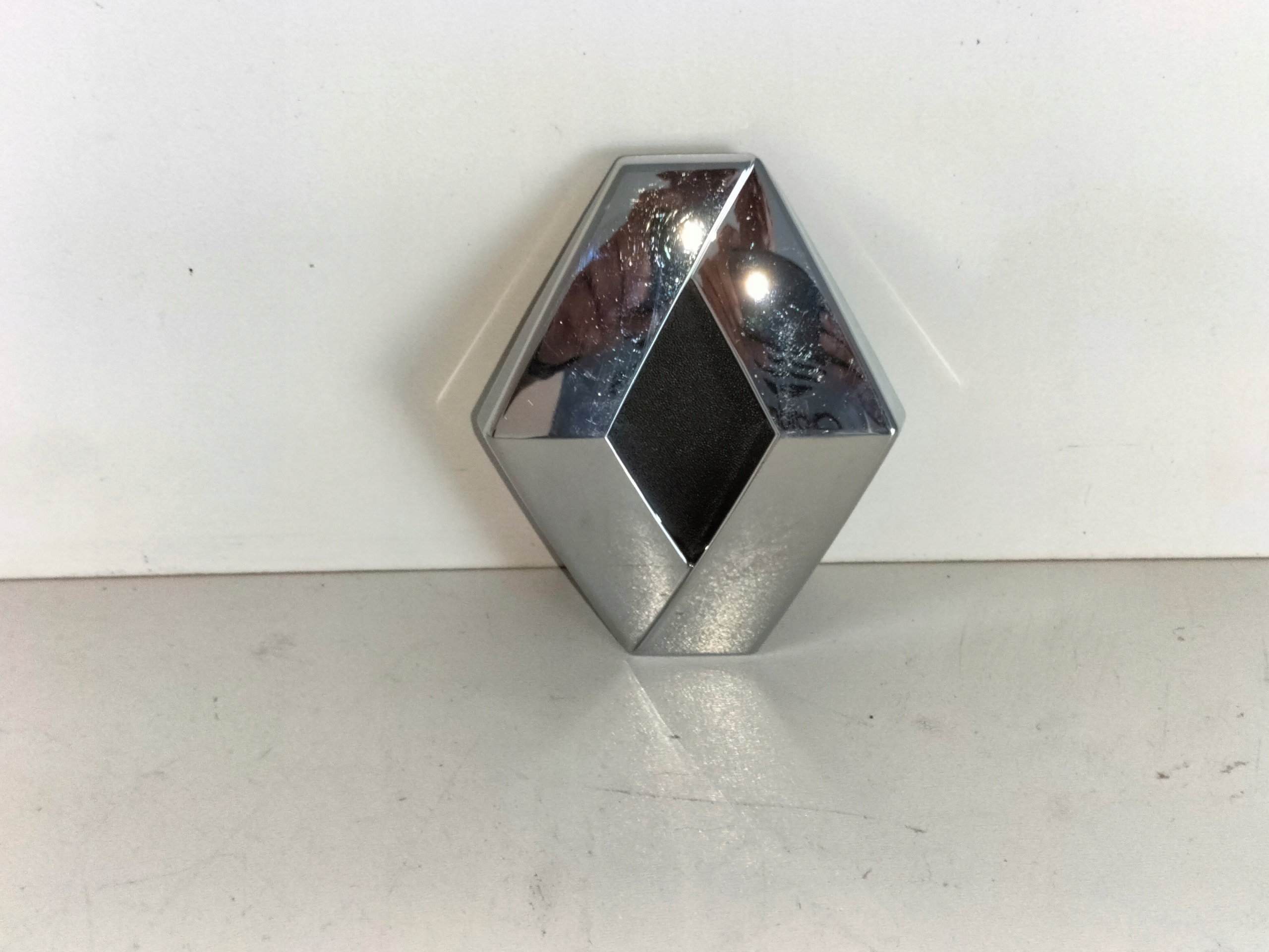 ZNAK EMBLEM ZNAK ZADNEJ KAPOTY RENAULT SCENIC II 03-