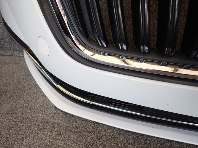 SKODA OCTAVIA IV PREDNÝ NÁRAZNÍK NASÁVANIA VZDUCHU