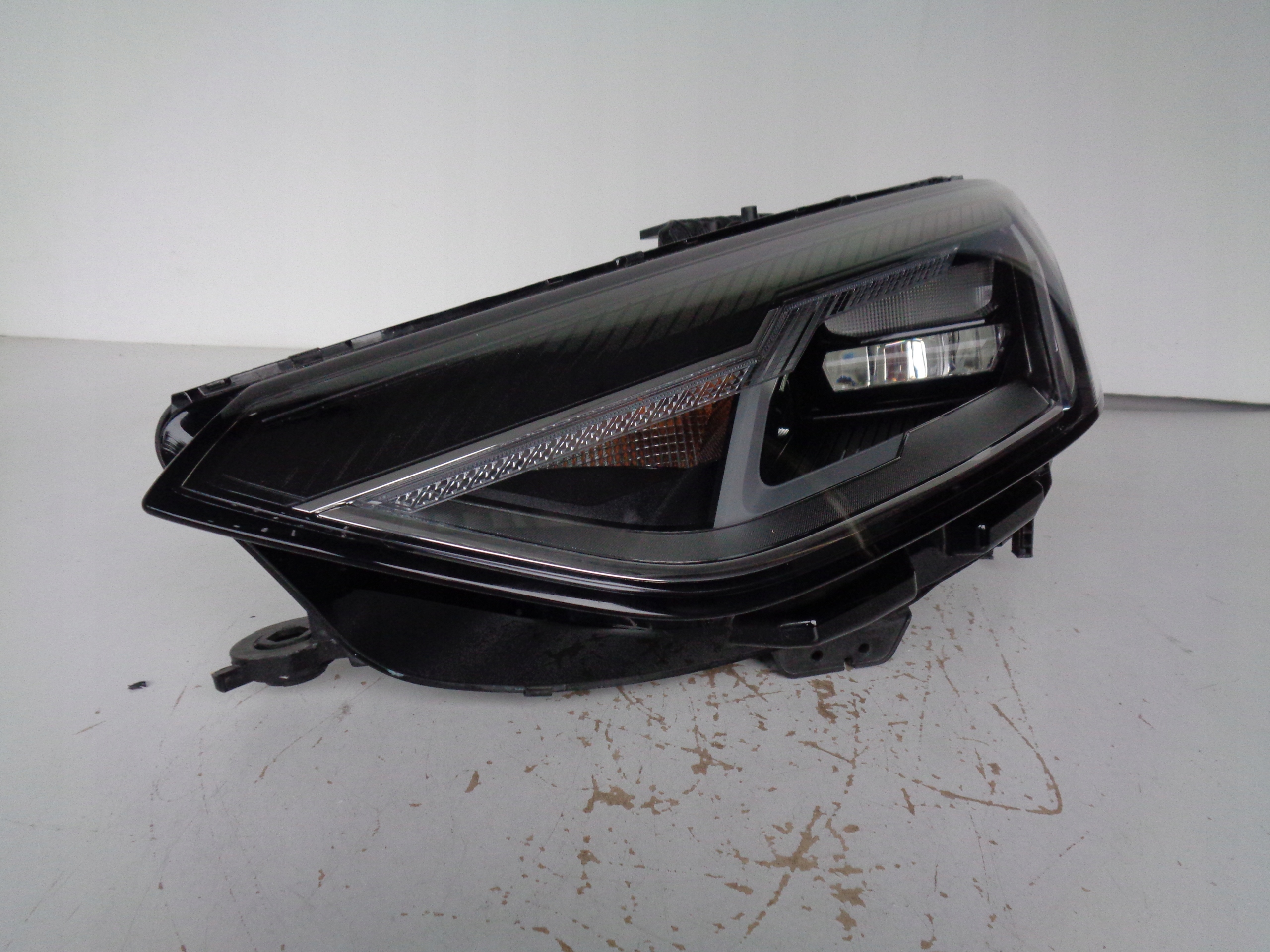 LAVE PREDNE SVETLO AUDI A4 B9 8W 8W0 19- LIFT FULL LED