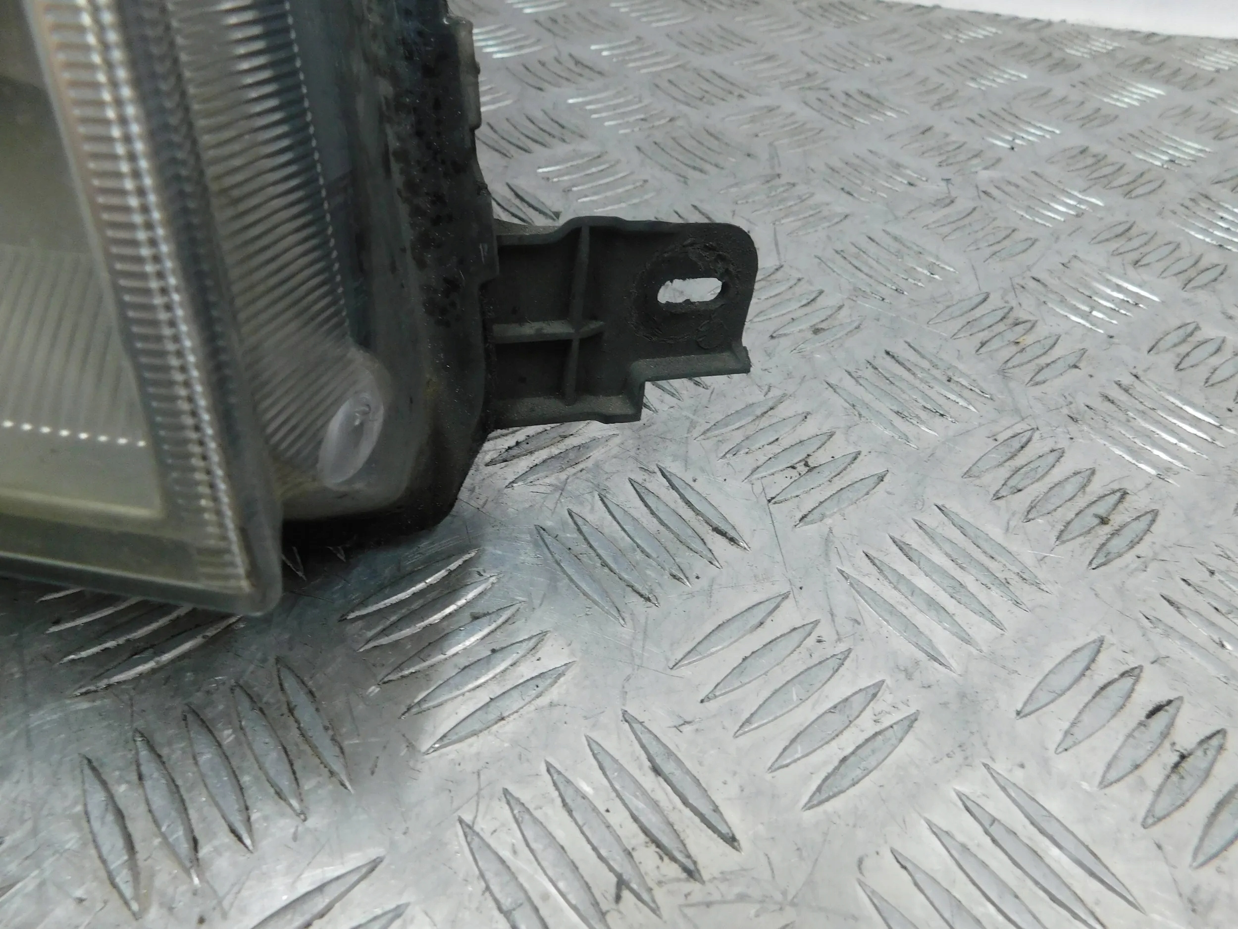 PRAVE PREDNE SVETLO FORD FUSION